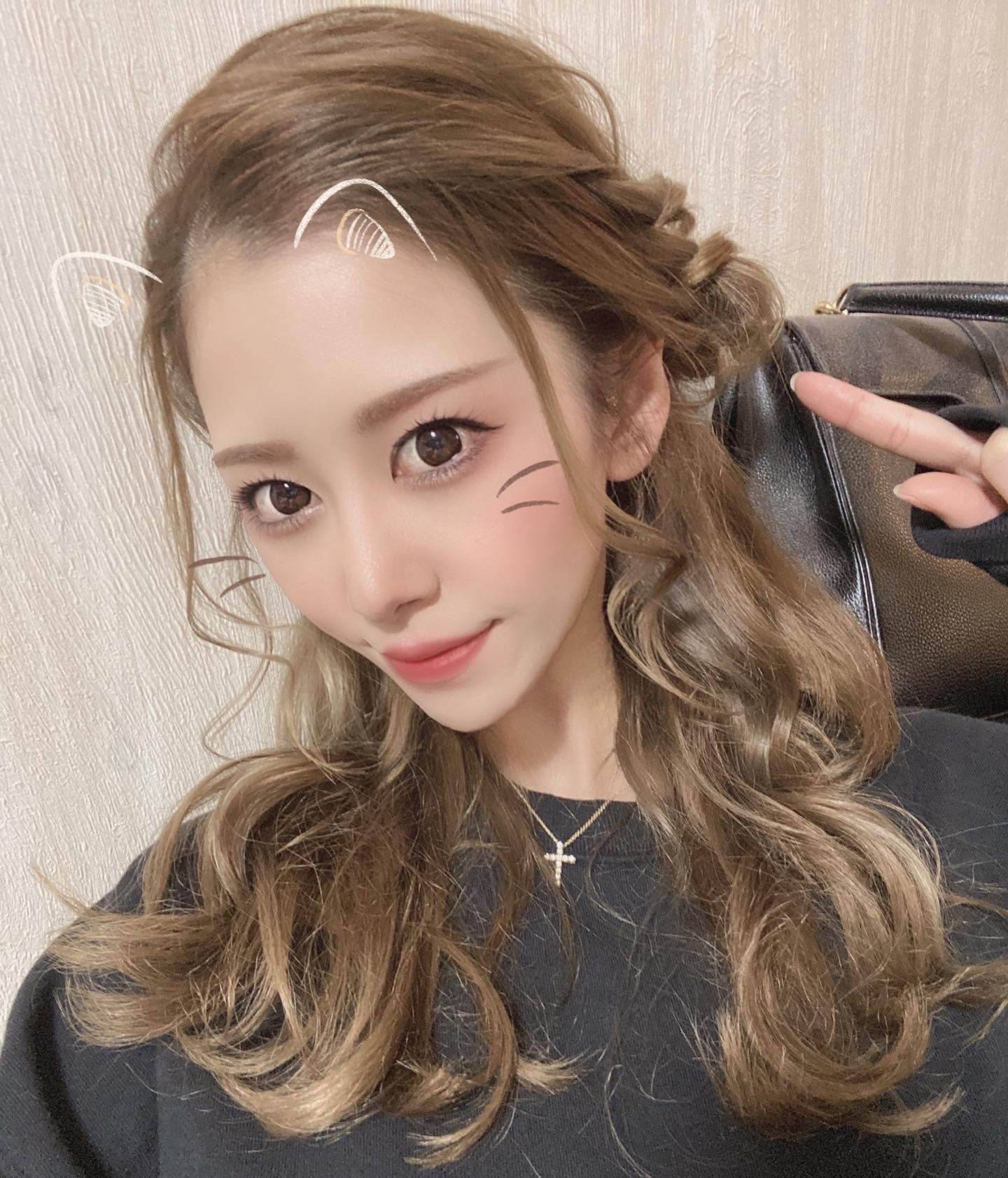 なんか丸い球付いてたハーフアップ可愛い😍またしてもらおーと😍

そして髪色もとても良い色🤎

@helena_hibikigroup 

#クラブヘレナ #ヘレナ #響グループ #水沢愛美 #札幌 #すすきの #北海道 #ニュークラブ #ニュークラ嬢 #すすきのニュークラ #ラウンジ #ラウンジ嬢 #キャバクラ #キャバ嬢 #ホステス #道産子 #美女スタグラム #求人 #自撮り #ヘアアレンジ #キャバキャバ #hokkaido #sapporo #susukino #helena #hibikigro