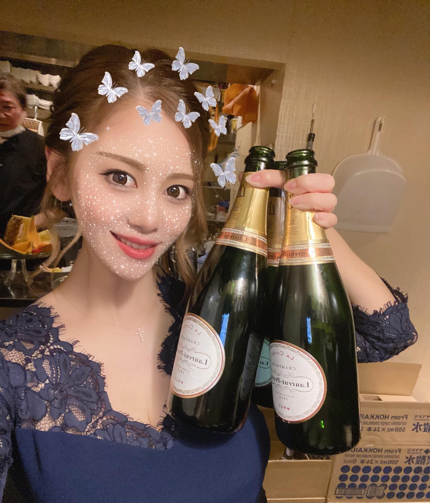 よく3本も片手で持てたな😗❤️❤️❤️
本日もありがとうございました🥹

@helena_hibikigroup 

 #クラブヘレナ #響グループ #水沢愛美 #札幌 #すすきの #北海道 #ニュークラブ 
#ニュークラ嬢 #すすきのニュークラ #ラウンジ #ラウンジ嬢 #キャバクラ #キャバ嬢 #ホステス #美女 #夜職 #ガールズバー #キャバドレス #インスタグラビア #すすきのキャバクラ #hokkaido #sapporo #susukino #helena #hibikigroup #cha