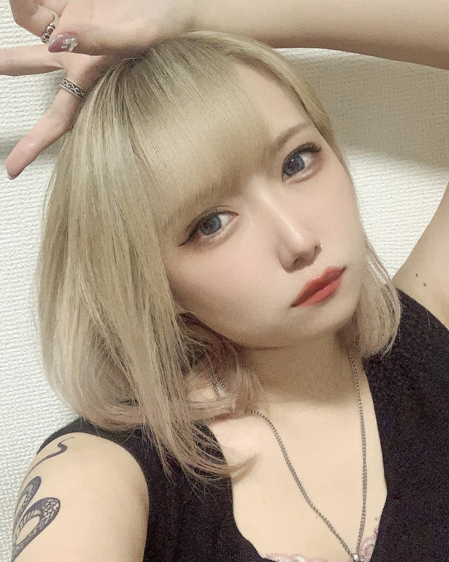 .
エク付けたくて伸ばしてる✌️
最近ヘアミルク→ヘアオイル→ドライヤーにしたら少し髪の毛ボロボロが軽減された気がする！まだボロだけど
.
仕事の時いつもヘアメして貰えるからいいけど、お休みの日に出かける時とかの髪の毛のセット無理すぎて休みで出かける時もヘアメ行きたくなる😂
.
冬までは金髪維持したい🖤
.
.
.
#キャバクラ #神楽坂ロッタ #神楽坂 #神楽坂キャバクラ #飯田橋 #飯田橋キャバクラ #キャバ #キャバ嬢 #ヘアメ #ヘアメイク #自撮り界隈 #いいねした人で気になった人フォロー #い
