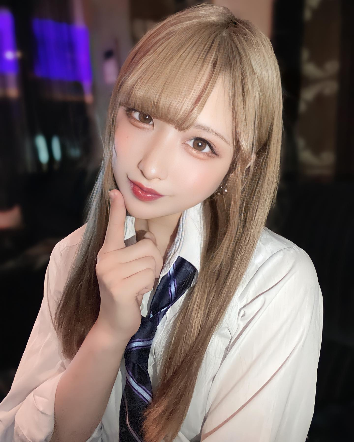 短期間だけ〜と思ってたハイトーンが思ったより好評で暗くするの躊躇ってる。。ぐぬ。

ちなみに男性の好きな髪色は真っ黒です
似合ってれば何でも良しなとこもあるけど（笑）

・
・
 #芹沢あいな#派手髪#ニュークラ嬢#キャバ嬢#ホステス#すすきのニュークラ#北海道旅行#撮影モデル#被写体#美容#童顔#ギャル#被写体モデル#清楚系女子#あざとい系女子#ナチュラルメイク#美#色白#コスプレ#制服 #cute#beauty#girl#followme#photo#portrait #haircolor#japan