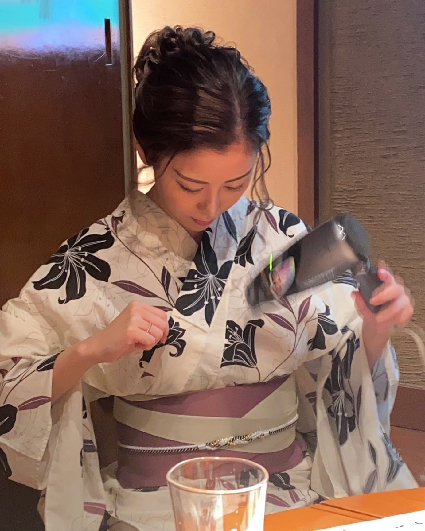 ススキノ祭の日。

みんなで食事しててね、プリンのカラメルソースを浴衣にこぼしてた事に気付いたの😨
『最悪だー！やってしまったー！浴衣汚したー！』って騒いでたら
店員さんがね『これで落ちると思います』ってドライヤーと炭酸水を持ってきてくれたの😭😭

神対応すぎんか🥺‼️

また行かなきゃなって思った🥲✨

写メは浴衣乾かしてるのをるあちゃんに盗撮された図。笑

@helena_hibikigroup 

#クラブヘレナ #ヘレナ #響グループ #水沢愛美 #札幌 #すすきの #北海道 #ニュークラブ #ニ