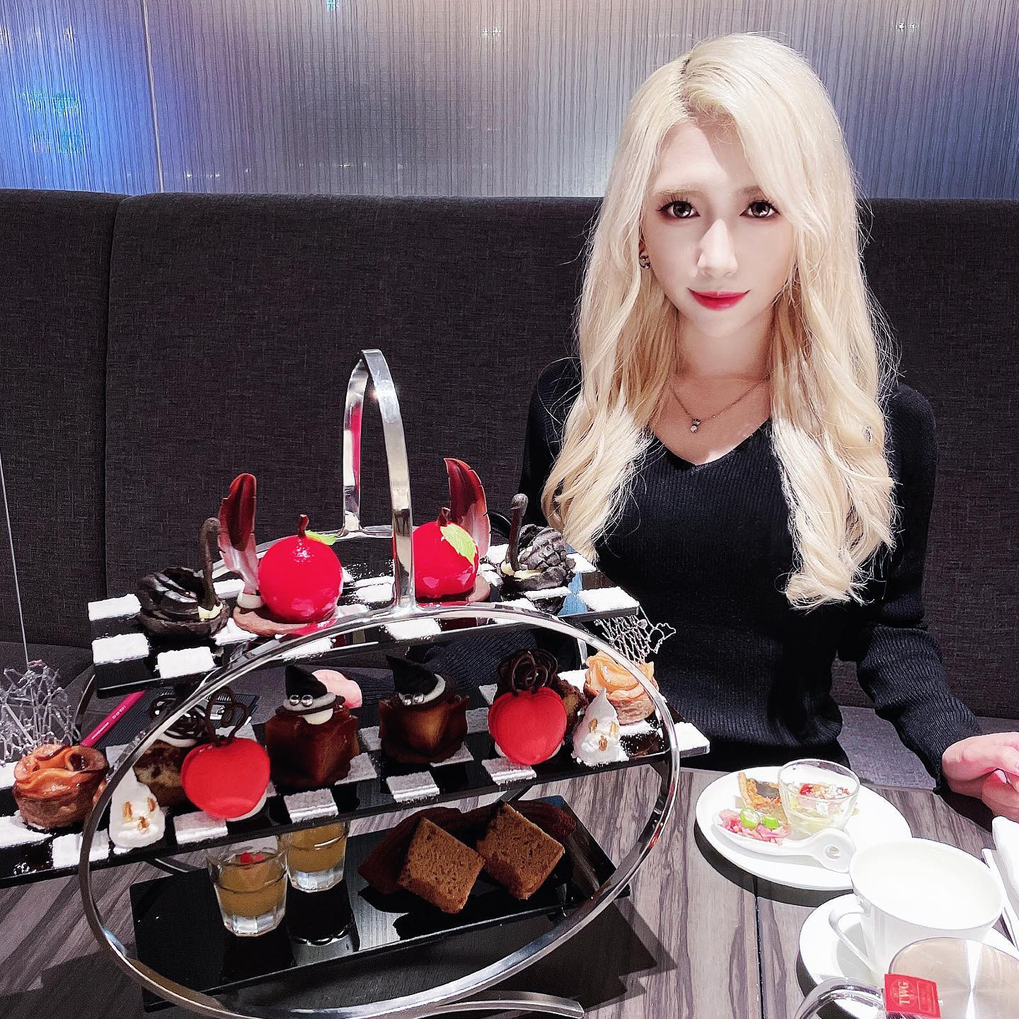 afternoon tea🫖🍎❤️🖤
#followｍe #tflers #instagood #instalike #white #whitecolor #hokkaido #sapporo #susukino #selfie #make #fashion #bar  #ススキノ #歌舞伎町 #ミナミ #北新地 #ガールズバー #キャバクラ #ニュークラ #自撮り #anaclowneplazahotel #anaクラウンプラザホテル札幌 #afternoontea #アフタヌーンティー