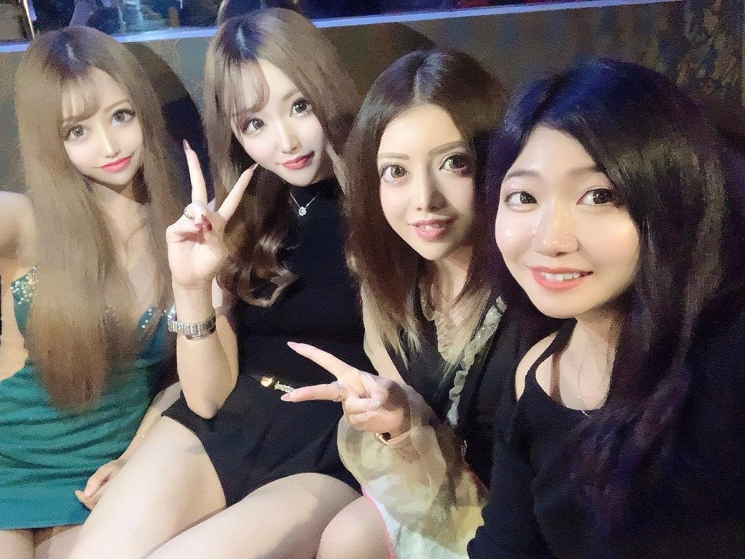 筆談ホステスした日です！笑
インスタ見てくれてたのも嬉しかったし、
みーちゃんも一緒に飲めて嬉しかった♥

#歌舞伎町 #キャバクラ #キャバ嬢 #新宿 #水商売 #夜職 #ホスト #東京 #大阪 #北新地 #六本木 #麻布 #中洲 #福岡 #すすきの #池袋 #渋谷 #model #fashion #make #hair #fff #美男美女と繋がりたい #可愛い #インスタ映え #自撮り界隈#筆談ホステス#喉#楽しかった#女子会