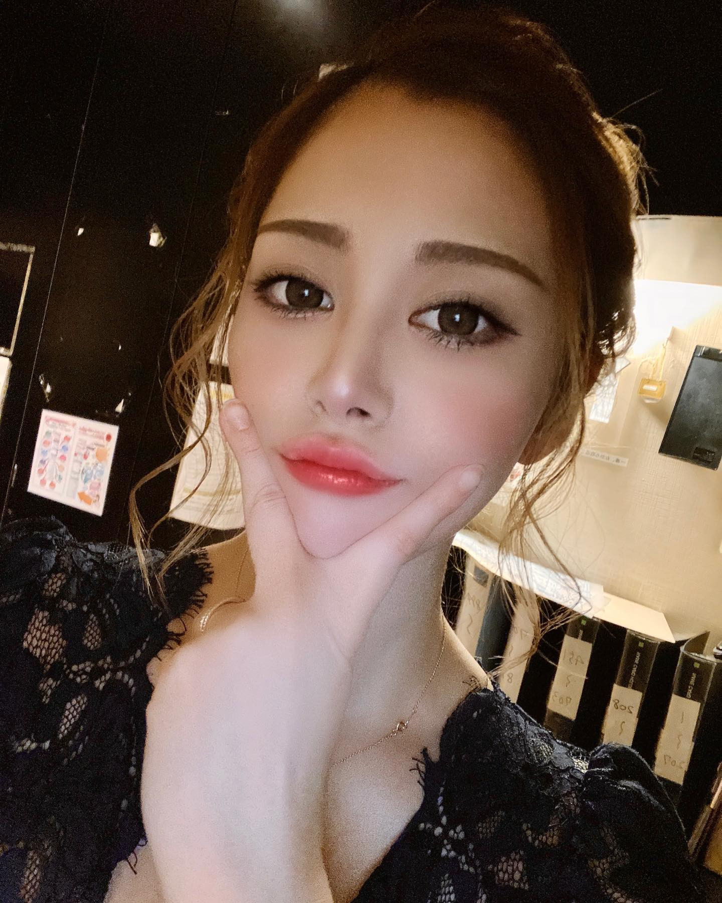 みょーーーーーーーん😐❤️

今週もありがとうございました🥰明日もヘレナお休みだってよ〜

@helena_hibikigroup 

#クラブヘレナ #ヘレナ #響グループ #水沢愛美 #札幌 #すすきの #北海道 #ニュークラブ #ニュークラ嬢 #すすきのニュークラ #ラウンジ #ラウンジ嬢 #キャバクラ #キャバ嬢 #ホステス #道産子 #美女スタグラム #求人 #自撮り #ヘアアレンジ #キャバキャバ #hokkaido #sapporo #susukino #helena #hibikigrou