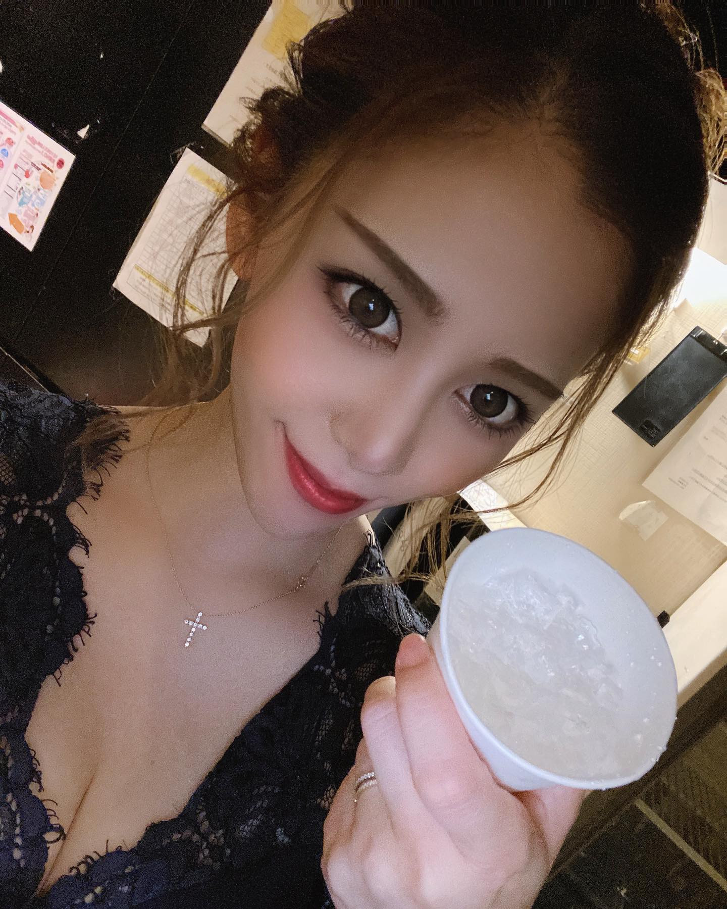 酔っ払ったら氷食べがちなんだけど🤣

厨房のすーさんが『この方が食べやすいでしょ』って小さめの氷くれた〜😍

優しいなぁ🥰
わたしも優しい人間でいられるように頑張ろう

@helena_hibikigroup 

#クラブヘレナ #ヘレナ #響グループ #水沢愛美 #札幌 #すすきの #北海道 #ニュークラブ #ニュークラ嬢 #すすきのニュークラ #ラウンジ #ラウンジ嬢 #キャバクラ #キャバ嬢 #ホステス #道産子 #美女スタグラム #求人 #自撮り #ヘアアレンジ #キャバキャバ #hokkaido