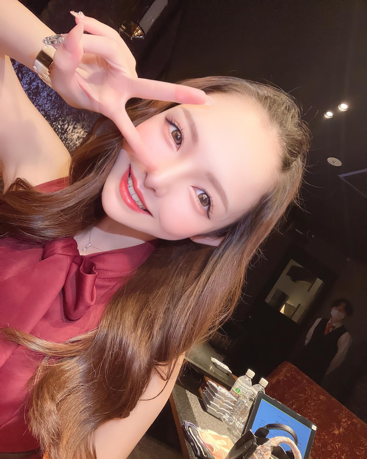 .
.
黒服から『写真撮って』って言われてたのを
ずっと無視してたらリノに
『めい今日写真撮ろう』って言われたから
一緒に撮るのかと思ったらピン写真撮られて
リノも黒服から『めいの写真撮れ』って
言われたんだなと思ってなんかごめんってなった。
そしてしっかり写真撮ってるのを
後ろで手組んで監視してるめいの担当😮‍💨
.
10月も出勤頑張ります。
.
#仙台 #キャバクラ #オレンジテラス #オレンジテラス仙台 #キャバ嬢 #水商売 #夜職 #キャバキャバ