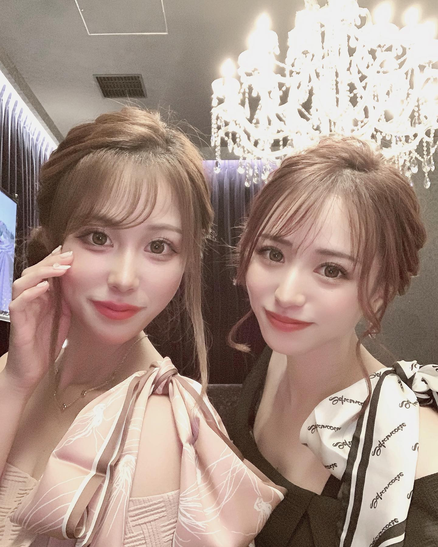 💜💜💜

もにゃおと色違い❤️🖤
ヘアメはたまたま似てた❤️🖤

.

#ザニューヨーク#エリアG#キャバクラ#ニュークラブ#仙台キャバクラ#キャバ嬢#ホステス#水商売#仙台#国分町#歌舞伎町#六本木#銀座#すすきの#錦#北新地#ミナミ#中洲#キャバキャバ#ヘアメ#ヘアメイク#キャバドレス#ローブドフルール
#hairmake#dress#TheNewYork#areag
#deabyrobedefleuls#robedfleurs