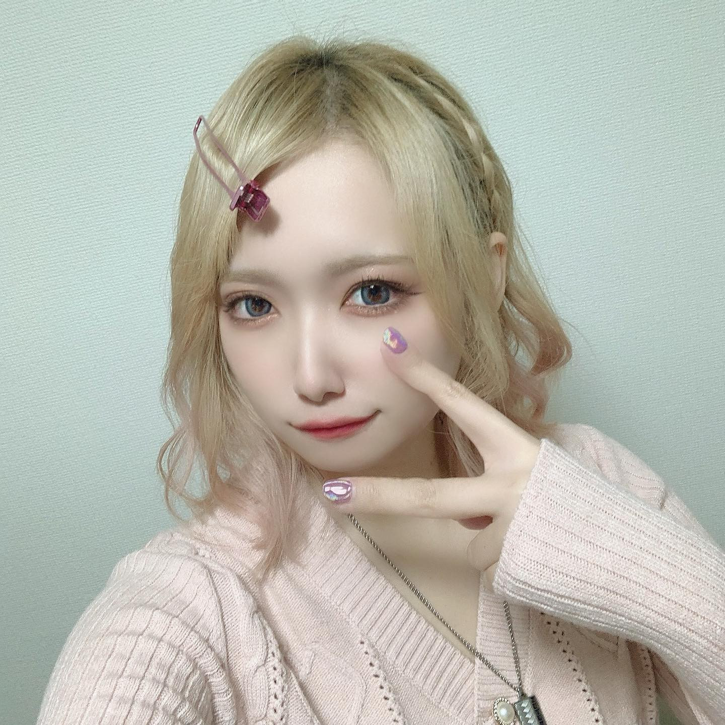 .
どうも！加工芸人の寧々です！
ハロウィンイベント(10/20～22)に向けて、着々と準備中だよこんばんは🎃👻
.
この前髪につけてるクリップみたいなピン、めちゃくちゃ懐かしくない！？私と同世代の女は皆知ってるよね！？
これも使うのでお楽しみに🙋‍♀️(ほぼ自己満)
.
そして10/31は寧々さん誕生日です！！
レベル31になります！戸籍まだ綺麗です！
.
毎年ハロウィンイベントに被せて誤魔化してたけど、今年は何も無い日になっちゃったので、寧々指名の人もそうじゃない人もぜひ席埋めに来てやってください😂切