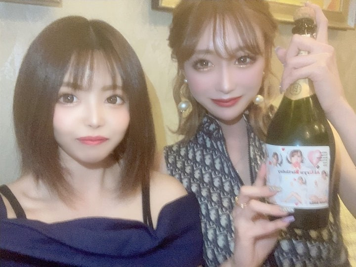 もえちゃんからお祝いでオリシャンいただきました🥺🥂💛
なにも出来てないのにありがとうございます😭
もえちゃんはEMO(ガールズバー)とシークレットキャット(シーシャバー)もやってるので
みなさまも是非😚💛
.

#エリアジー #オレンジテラス #オーシャンスカイ #モナクラス #ニュークラブ #ニュークラ #キャバクラ #ホステス #キャバ嬢 #すすきの #札幌 #歌舞伎町 #国分町 #可愛い #かわいい #いいね #フォロミー #フォロー #フォロワー #followｍe #likeforlikes #