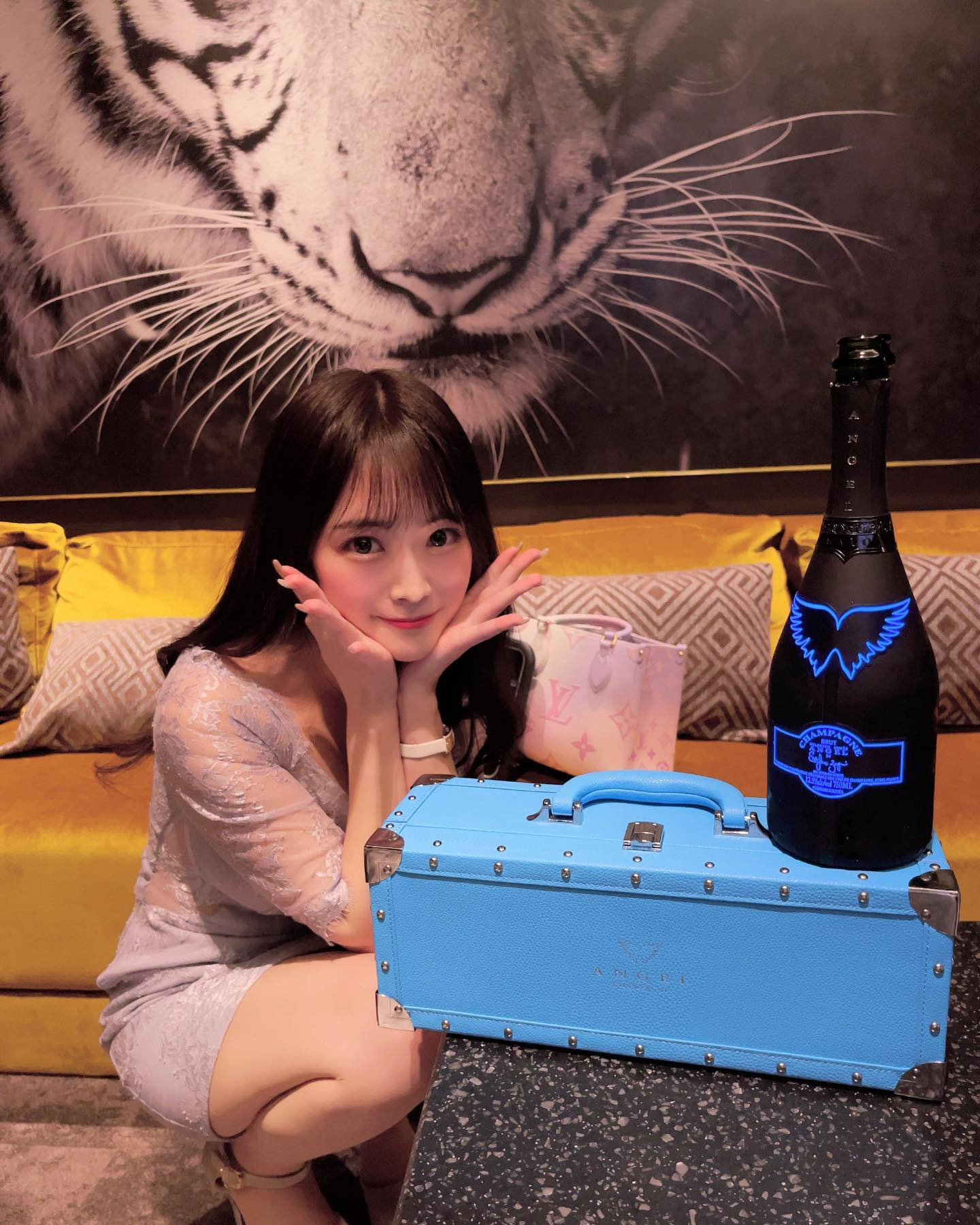 虎の目モザイク状態🤣笑

本日も２１時から出勤してます🦋

今週あと今日明日お店にいますが、
予定無くなったので遊びに来てくれると嬉しいな♡⃛

#北海道#札幌#すすきの#CITYGROUP#ラピュタ#LAPUTA#ニュークラ#シティーグループ#すすきのキャバ嬢#キャバ嬢#ニュークラ嬢#水商売#美容#シャンパン#歌舞伎町#六本木#銀座#ホスト#バー#中洲#ミナミ#ドレス#ヘアメ#すすきのグルメ#呑み#ポケパラ#札幌観光#instagood#likeforlike#きゃばきゃば