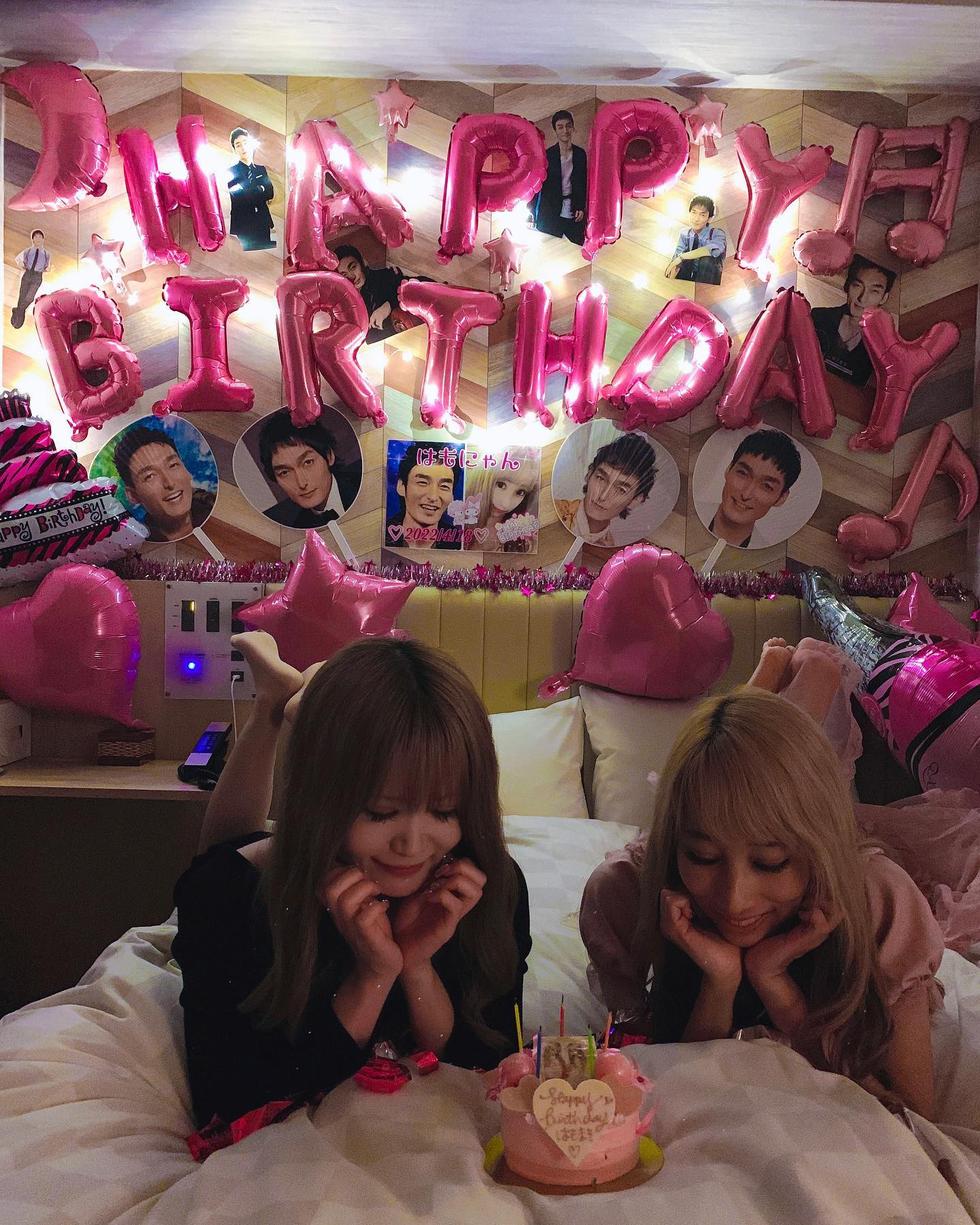 まきちゃんが
サプライズBIRTHDAYして
くれた装飾、お部屋暗くしたら
また全然違うキラッキラピンク💖
素敵すぎた🥲🙏💓💖
ありがとう( ´•̥̥̥ω•̥̥̥`)💕
*
お馬さんに空気入れすぎて
割れちゃったのおぉお😭😭
って言ってたまきちゃんが
可愛すぎた߹𖥦߹🦄💎✨

ほんとに心に残るお誕生日🎂🎀💕
ありがとうっっ😭😭💓💓💓
*

#誕生日サプライズ #誕生日 #はもまき #はもまきBirthday #smap #誕生日会 #ホテル女子会 #歌舞伎町 #サプライズ #サプライズバースデー #親友 