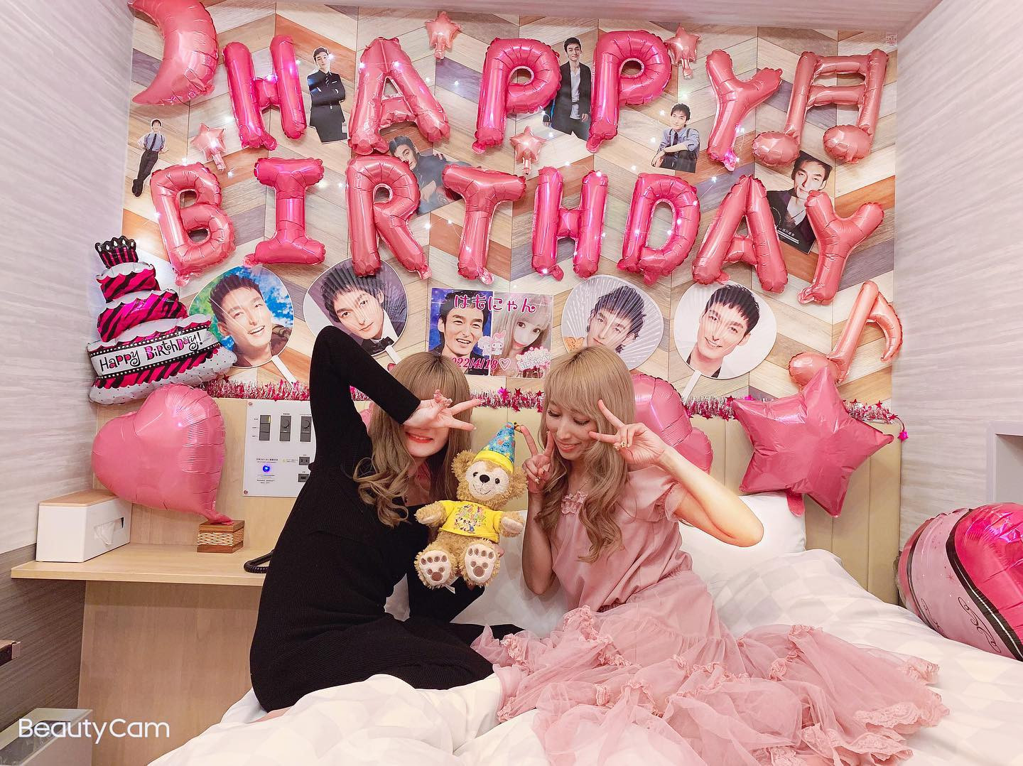 まきちゃんからの
.*･ﾟ🎀Birthday Surprise🎀.*･ﾟ
憧れていたキラキラで
可愛い装飾サプライズ😭😭💖💖
*
爆音SMAPのお部屋に通され
キラッッキラの可愛い空間が
目の前に広がって号泣してしまった
(´°̥̥ω°̥̥｀)🎀
*
大好きなピンク
大好きなつよぽんの飾り付け、
私の写真も印刷してカードも
作ってくれてて、、🥲😭💕
一つ一つに愛がこもってて
もうもうもう見てるだけで
幸せがあふれてたまらない😭💘
*
この日はまきちゃんのお誕生日の
カウントダウンをしたくて
はもまきBir