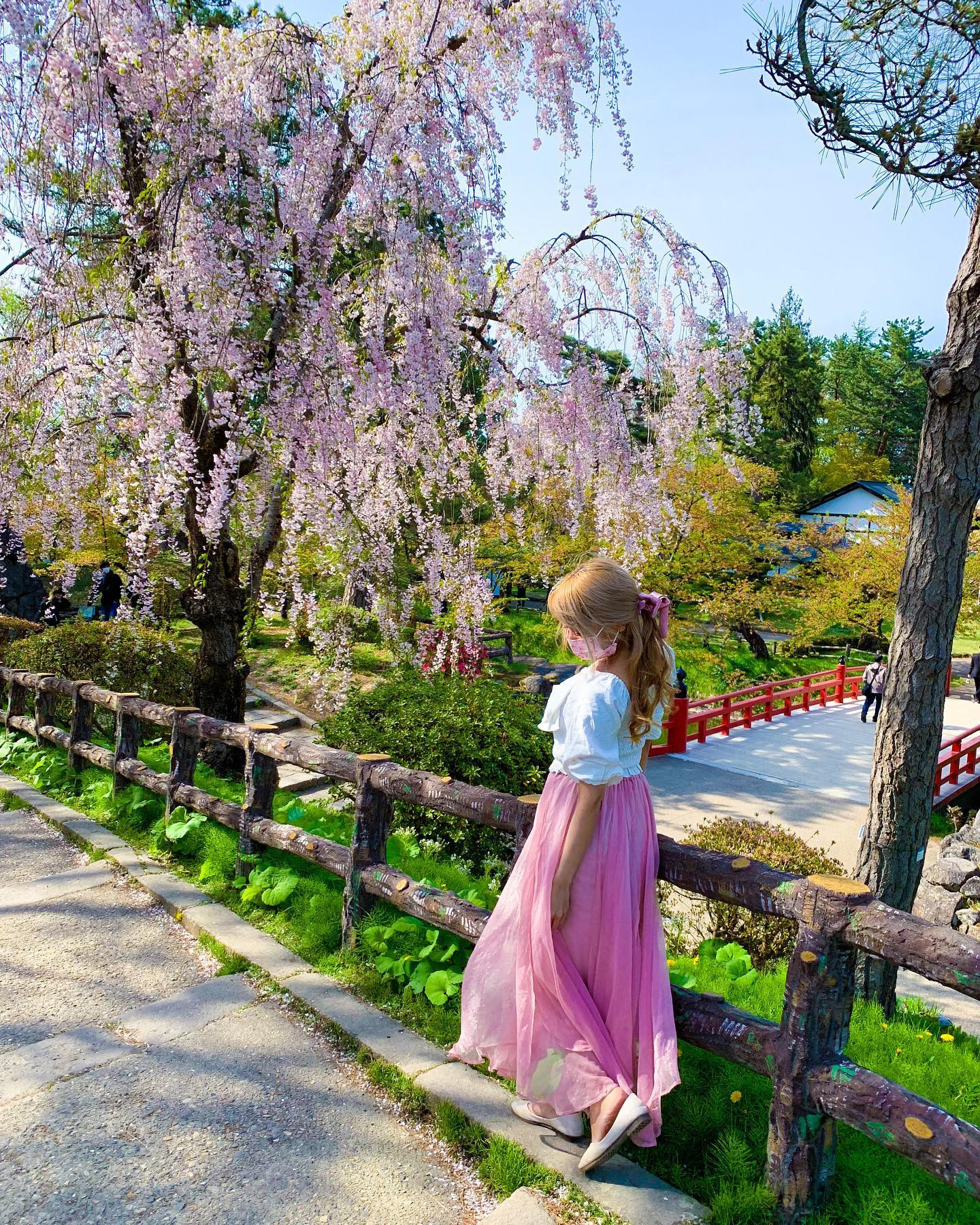 しだれ桜と橋
日本庭園の雰囲気が
あってここの場所お気に入り💓
今は期間限定で弘前城が
移動してるから
ここをあがってけば
お城にたどり着けるよ🏯🌸
*

#弘前公園 #桜 #お花見 #花見コーデ #弘前 #弘前市 #青森 #青森観光 #桜並木 #しだれ桜 #八重桜🌸 #花 #花のある暮らし #被写体女子 #風景写真を撮るのが好きな人と繋がりたい #春 #春コーデ #撮影会モデル #hirosaki #hirosakipark #aomori #aomoricity #sakura #cherryblos