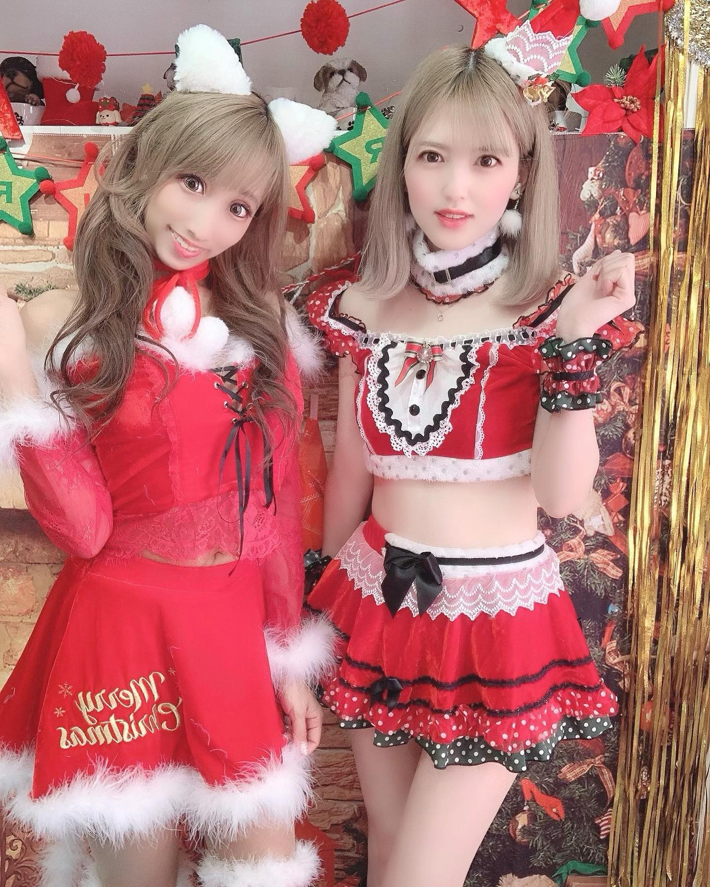 こはもんサンタ❤️🎀
はもが着てるのは猫サンタ🐱
sugarの真由川咲ちゃんコラボ❤️
オフショルでファーもふわふわ💓
ウエスト部分のレースもお気に入り💓
スカートもふわっとしてるし
しっぽもファーで凝ってて可愛いの💕
Merry X'masの文字の入り方が
アイドル衣装感あって可愛い！笑
*
こはるんのアイドルサンタ❤️
(って私が勝手に呼んでる笑)は
marymoonだよ💓
どっちもめちゃくちゃ人気で
すぐ完売してた💭💓
来年もサンタさん楽しみ💓❤️
*
場所は中板橋カフェ
rememberさんです✨