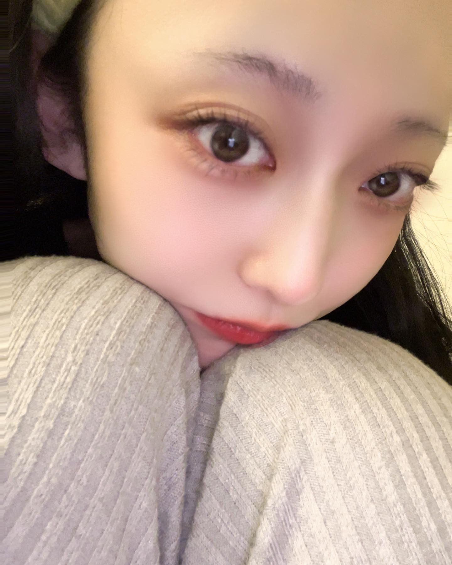 お久しぶりです☀
ここ半年投稿サボりすぎてました

今日ひっっっさしぶり昼から行動してて
携帯機種変しに行って、ゆっくり買い物して、天気いい中散歩した☺

私って普段から独り言すごく多くて
今日歩いてる時にも無意識にブツブツ言っちゃってたから気をつけよう

ではっ👋

#キャバ嬢#ニュークラ嬢#すすきのキャバ嬢#すすきの#アテイン#アテイングループ#リーマンズバー#すすきのグルメ#北海道観光#北海道旅行#北海道ディナー#キャバドレス#かわいい女の子#清楚系#ヘアメイク#スッピン#体育座り#dress#s