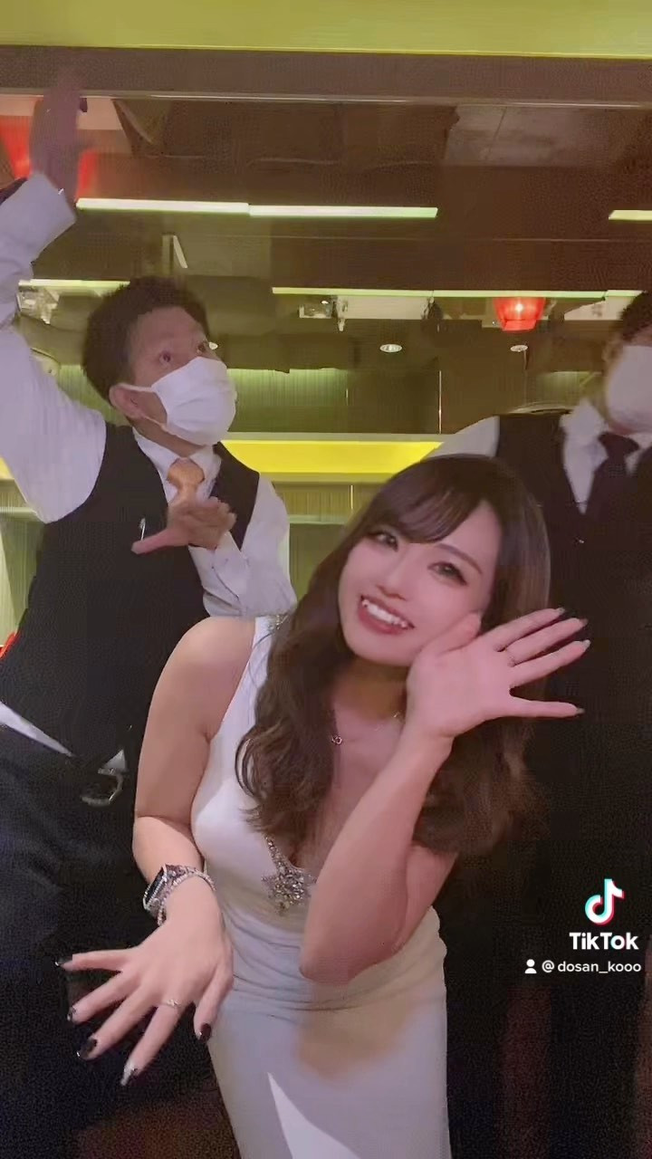 鈴鐘のボーイさん達は、想像以上の動きをいつもしてくれる🤣🤣🤣ありがとうだよ👀
#道産コウ #北海道のコウちゃん #鈴鐘 #ベルベ #bellve #Nプレイスビル #Nプレイスビル7F #キャバクラ #ニュークラブ #ニュークラ #ナイツ #ナイツネットで検索 #ホステス #キャバ嬢 #すすきの #北海道 #札幌 #歌舞伎町 #六月木 #銀座 #北新地 #可愛い #ミニドレス #キャバ嬢ドレス #ビジョビ