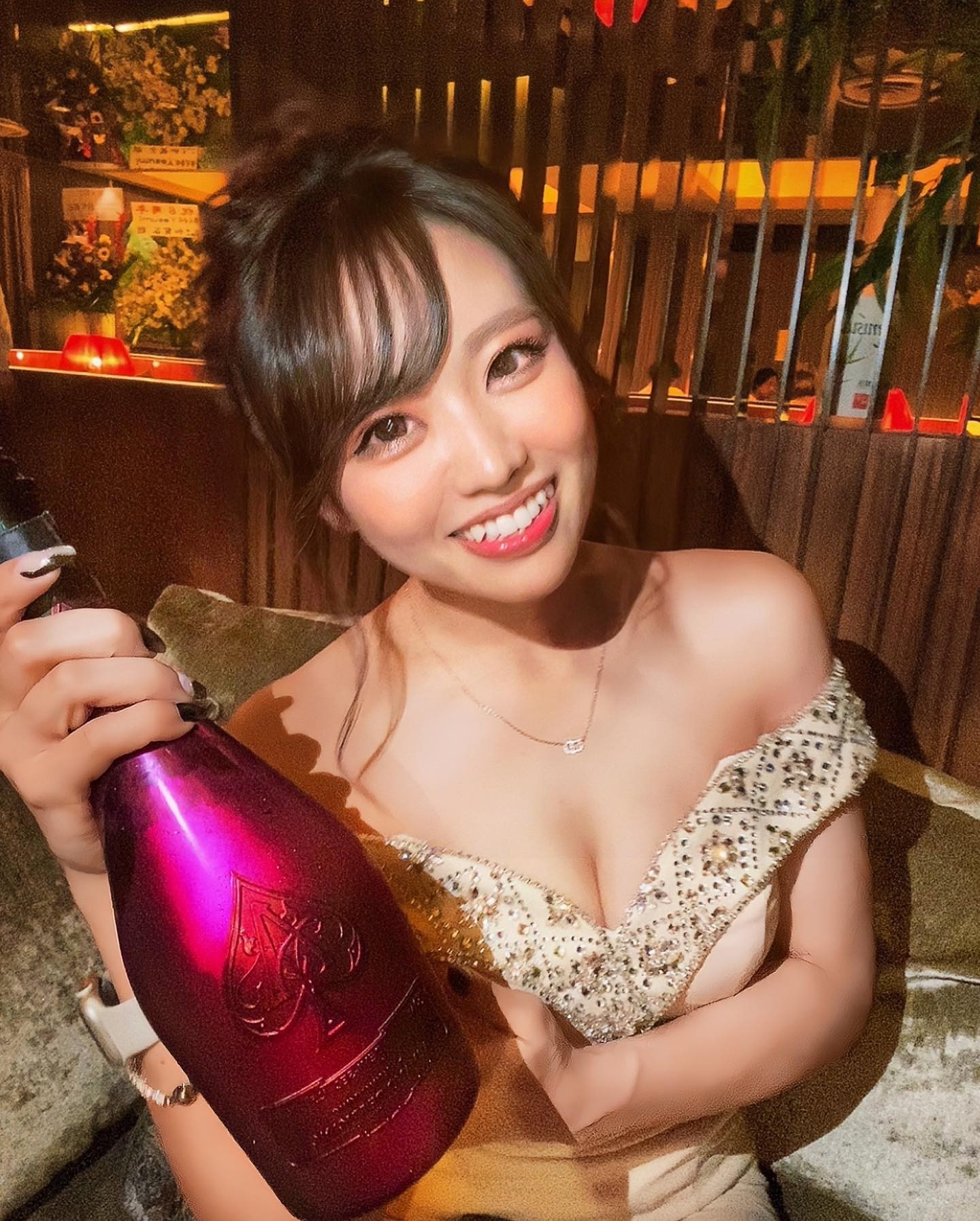 .
.
今週は、
【 木曜〜土曜日まで3連勤 】
９月ももうそろ終わりかぁ早いなぁ💭💭💭
9月末はサプライズで来てくれる人いるのかなッ楽しみッ🥹🖤🖤🖤
.
.
アルマンドレッド美味しい嬉しいッ❤️🍾❤️
楽しかった日のpic🖤🖤🖤
.
.
.
#道産コウ #北海道のコウちゃん #鈴鐘 #ベルベ #bellve #Nプレイスビル #Nプレイスビル7F #キャバクラ #ニュークラブ #ニュークラ #ナイツ #ナイツネットで検索 #ホステス #キャバ嬢 #すすきの #北海道 #札幌 #歌舞伎町 #六月木 #銀座