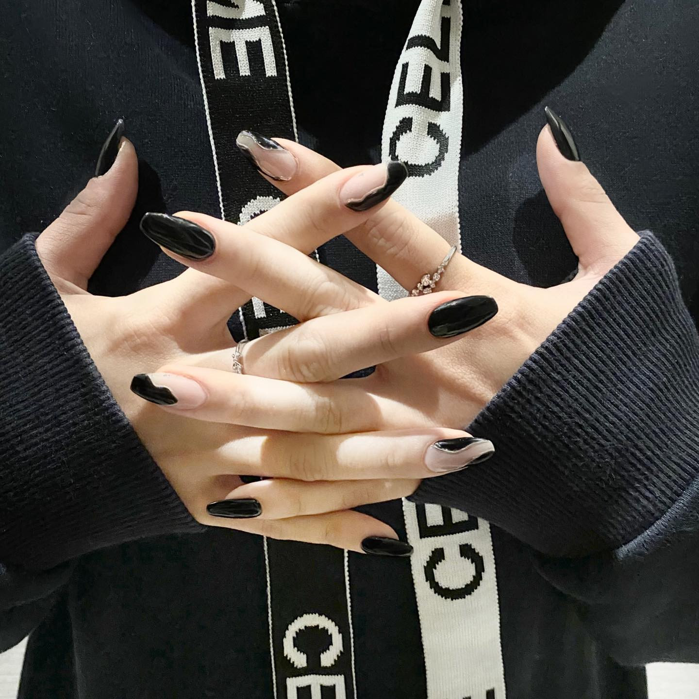 .
⛩【鈴鐘の道産 コウです🐴】⛩
.
本日もお休みいただいてます💫
今週は、"火曜日〜土曜日 " いるので、
よろしくお願いします🔔💫
.
.
ネイル変えたよ〜💅
今回も大満足〜🤭
.
.
#道産コウ #北海道のコウちゃん #鈴鐘 #ベルベ #bellve #Nプレイスビル #Nプレイスビル7F #キャバクラ #ニュークラブ #ニュークラ #ナイツ #ナイツネットで検索 #ホステス #キャバ嬢 #すすきの #北海道 #札幌 #歌舞伎町 #六月木 #銀座 #北新地 #可愛い #ミニドレス #キャバ嬢ドレス