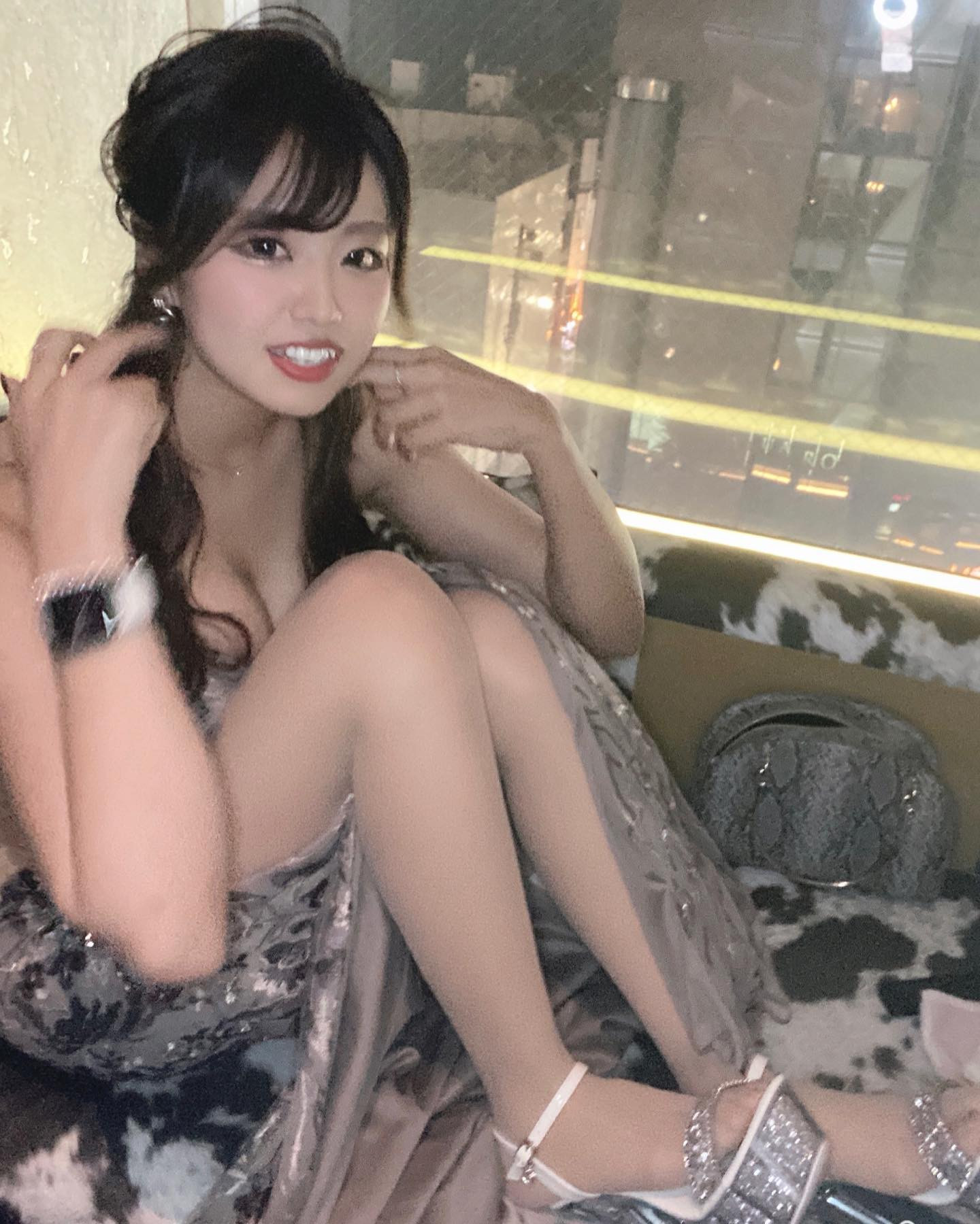 .
🔔本日 "20時半〜1時"います🔔
珍しく今日は少し出勤はやいヨッ🐴
.
※🍑がシャッターのタイミングふざけてくる🥲www
.
鈴鐘（ベルベ）周年ラストDay❗️
よろしくお願いします😭🙏
.
.
#道産コウ #北海道のコウちゃん #鈴鐘 #ベルベ #bellve #Nプレイスビル #Nプレイスビル7F #キャバクラ #ニュークラブ #ニュークラ #ナイツ #ナイツネットで検索 #ホステス #キャバ嬢 #すすきの #北海道 #札幌 #歌舞伎町 #六月木 #銀座 #北新地 #可愛い #ミニドレス #キャ