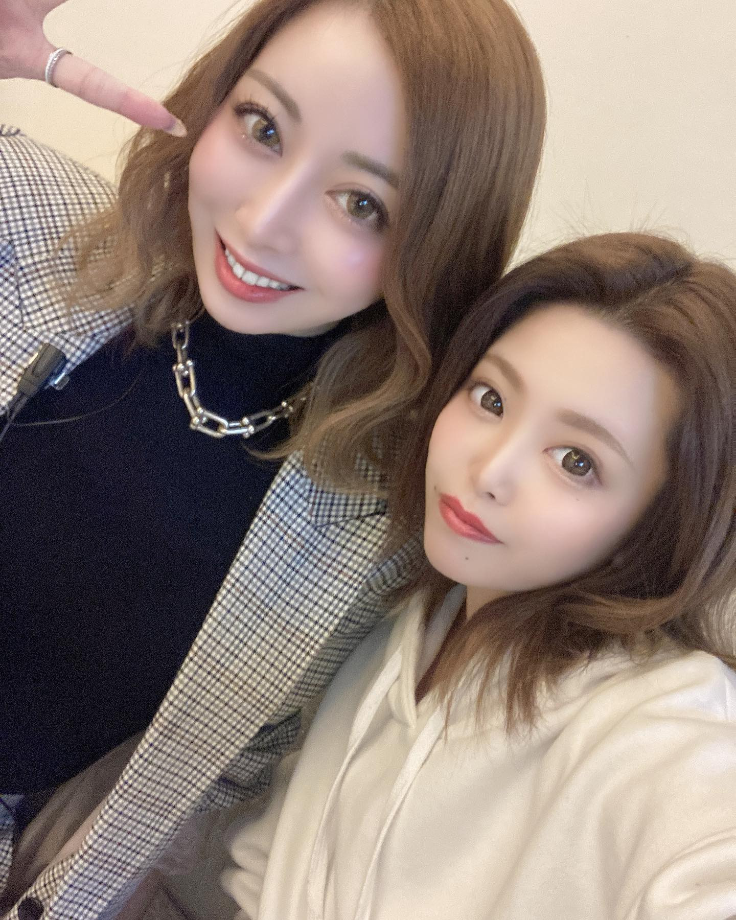 久々のたきまゆ様🥺❤️
ジェンコ時代から仲良くしてもらって
相変わらず気遣いもなにもかも素敵女子すぎて言葉になりません🥺！笑
.
ヴェリアではまだ【出禁】というワードは出てないので
安心してヴェリアには行けちゃうから
またたきまゆ様に会いに誰か連れてって🙈❤️
.

#エリアG #エリアGグループ #モナクラス #モナクラス札幌 #モナクラス札幌あい
#ニュークラブモナクラス札幌
.
.
#キャバクラ #キャバ #キャバ嬢 #キャバクラ嬢 #すすきのキャバクラ #すすきのキャバ嬢
.
#ニュークラ #ニュ