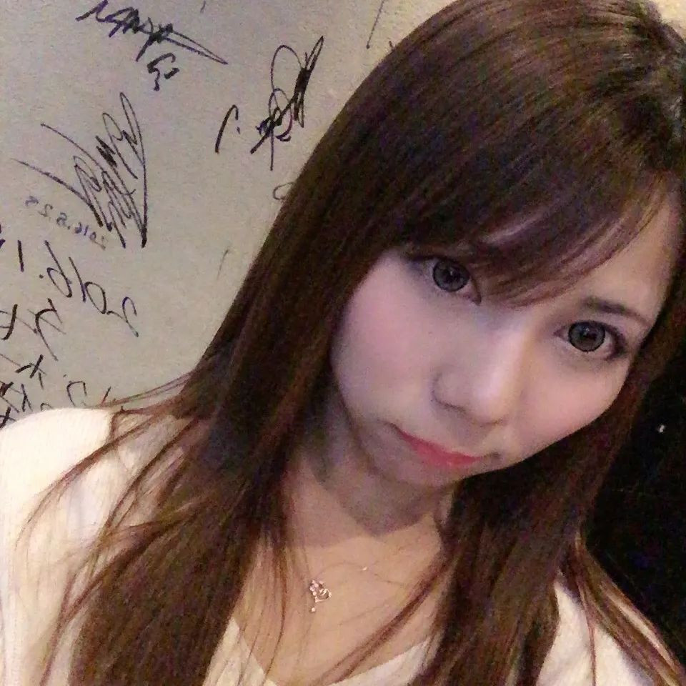 懐かしい写真‼️

知り合いのバーに友達のジョッキー連れていった時に壁にサインさせた記念🤣