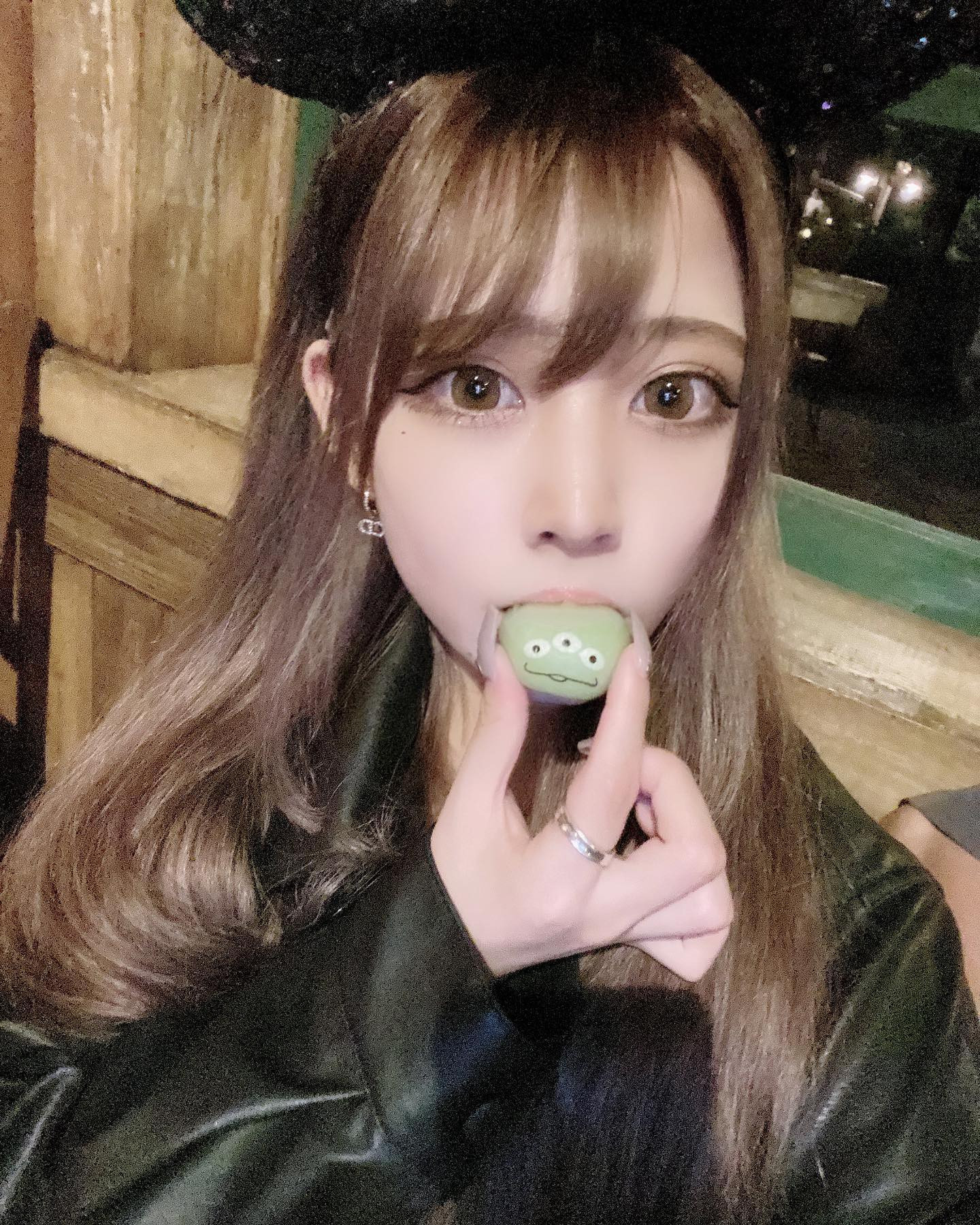 .
.
ミーハーだからこれしなきゃ帰れないとか思って全力でリトルグリーンまんを探しまくった🤣👀💚
.
肉まん的なものかと思ったらめちゃくちゃスイーツだった🥺🍩
ディズニー初心者すぎ🔰🥲
そして味はめちゃくちゃ美味い。
.
.
.
.
#ディズニー #ディズニーシー #ディズニーランド #ディズニーカチューシャ #ディズニーグッズ #ディズニーコーデ #disney #disneysea #disneyland #リトルグリーンメン #リトルグリーンまん #夢の国 #自撮り