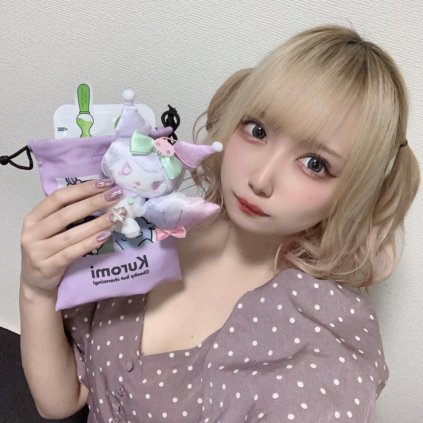 .
しほちゅんに不意に貰ったぞうれぴい～～！！！
お札のハンカチ(なにそれ)(見たらわかる)も貰ったから鞄に忍ばせて事ある事に皆にチラ見せするね💸
.
サンリオキャラどの子もみんな好きなんだけど、クロミ誕生日同じだから特に好き！
あとウィッシュミーメルとマイメロとルロロマニックも好き！まぁみんな好き！ラーメン食べたい！
.
あと全然話違うんだけど最近家に帰ってくると吐き気やばくなる、、もしかして家に毒撒かれてる！？
もはや家からの避難みたいな感じで出勤してるんだけど、明日もロッタにいるので寧々の勤務時間を