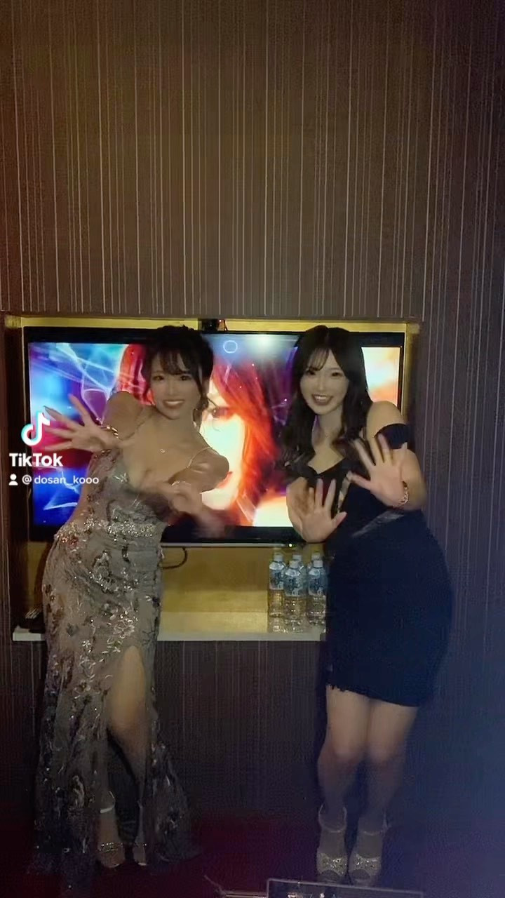 鈴鐘の道産コウと白雪ももです🐴🍑
本日もベルベ楽しい1日だったよ🤪💗💗💗
.
#多汗症ツインズ #道産コウ #北海道のコウちゃん #鈴鐘 #ベルベ #bellve #Nプレイスビル #Nプレイスビル7F #キャバクラ #ニュークラブ #ニュークラ #ナイツ #ナイツネットで検索 #ホステス #キャバ嬢 #すすきの #北海道 #札幌 #歌舞伎町 #六月木 #銀座 #北新地 #可愛い #ミニドレス #キャバ嬢ドレス #ビジョビ