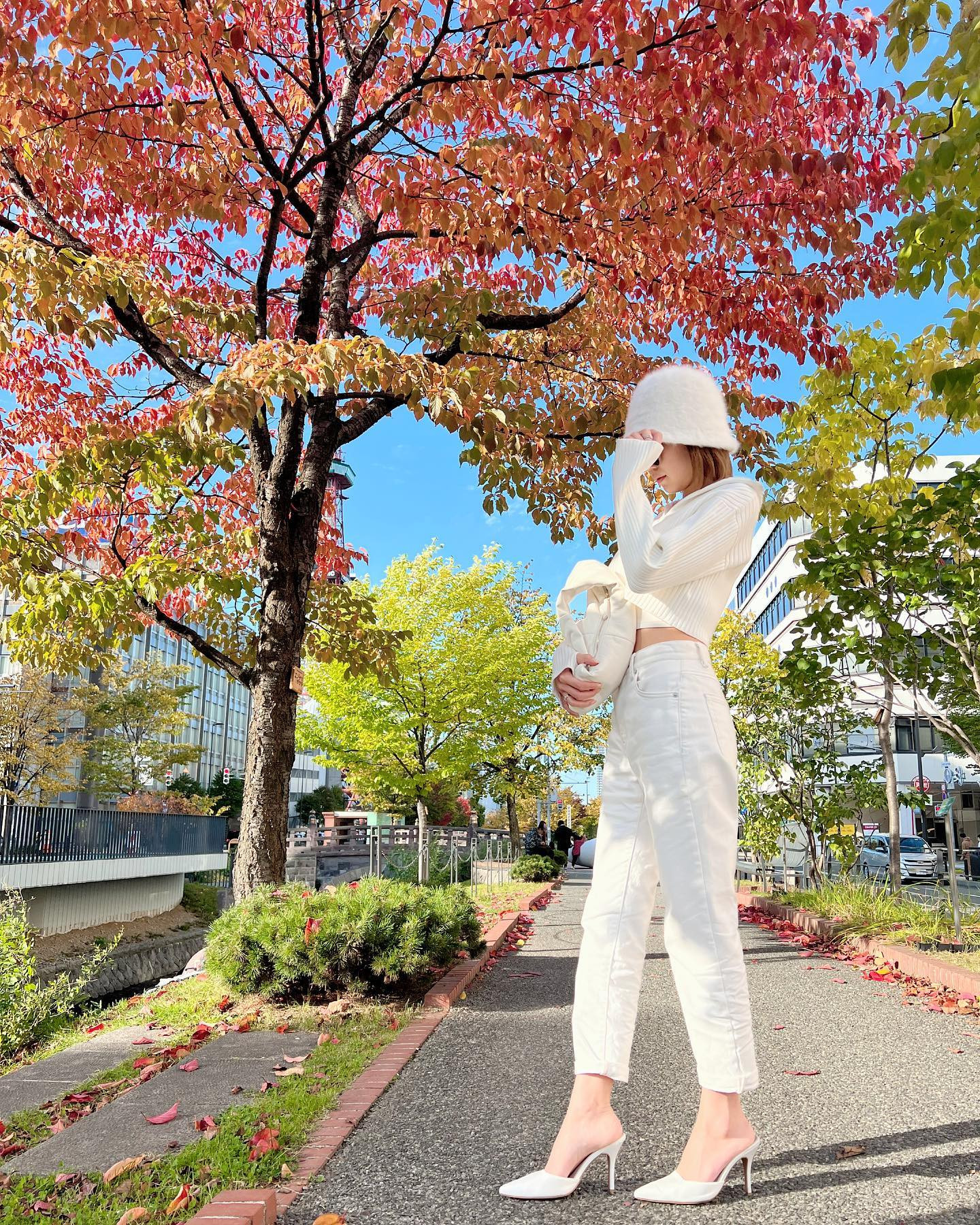 _

紅葉の時期ですね🍁
打ち合わせのあと少しお散歩してみたよ
陽の光に当たるって幸せだったな〜

この日はAll Whiteコーデ🤍

#北海道 #札幌 #すすきの #キャバ嬢 #キャバクラ #ニュークラブ #ニュークラ嬢 #シャチグループ #赤門倶楽部 #赤倉はるか #私服 #コーデ #white #fashion