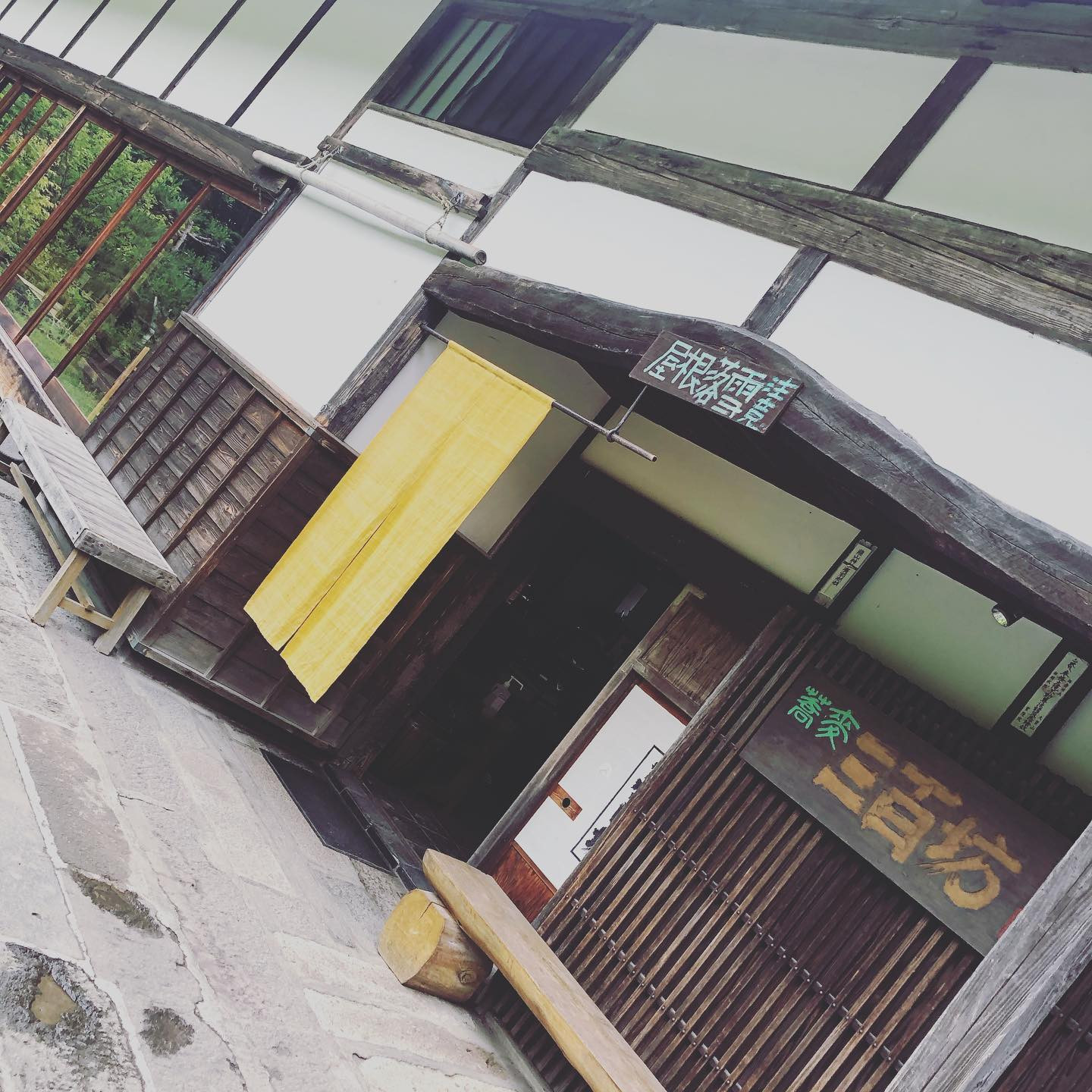 2020.7.1(水)
・
・
H様とゆうかさんと🍴‪‪❤︎
・
・‬
蕎麦すごく美味しかったなぁ🤤
久しぶりに食べる蕎麦はいいなぁって思った✌🏽
旬のお野菜の天ぷらもすごくおいしかった🥬‪‪❤︎‬
お店の雰囲気も味があってすごくよかったよ👏😳
またお邪魔しよーっと😆
・
・
その後さくらんぼ狩りも行ってきました🍒
お初のさくらんぼ狩りでテンション上がった⤴︎⤴︎‪‪❤︎‬
ジャングルなんじゃないかってくらい沢山さくらんぼの木があってびっくり仰天ニュースでした🤯
元取ろうとしたけどその前に食べた蕎麦がキャ