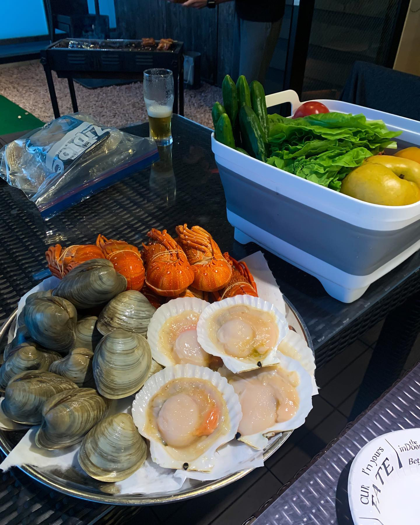 .
店休日にロッタのキャスト&スタッフで3年振り？くらいのレクリエーションやったよ～～！
今回あいにく参加出来なかったキャストも居るけど、3年振り？くらいの店の行事ですごく楽しかった！✨
.
うちの店で毎週金曜日にお客さんにお味噌汁を提供してるんだけど、いつもそのお味噌汁を作ってる副店長、実はかなりの料理スキルなので今回のBBQでも数日前から食材の下準備や仕込みをしていたそうな…🙇‍♀️
下味ばっちり付いたスペアリブ美味しかった！！！
.
普段は料理を全くしないらしいロン毛店長も、この日はおぼつかない手元