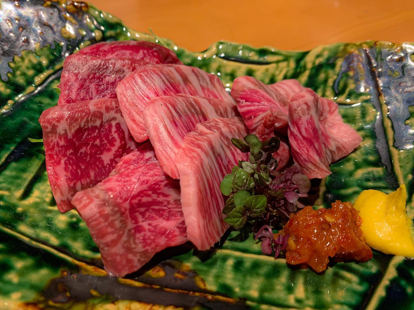 .
神楽坂のお洒落で落ち着いた雰囲気にぴったりな「神楽坂囲炉裏肉よろず」に行ってきた💫
.
ここは神楽坂の路地にある隠れ家的なお店で、和モダンな内装の肉割烹🍶
.
牛刺しにかんずりを添えて食べるの美味しすぎて意識飛びかけた😇
どのお肉も新鮮な和牛で、付け合せの食材も隅々まで美味しかった！
.
お椀の出汁もすごく香りが良くて美味しかったし、ひとつひとつの料理について説明を添えてくれてありがたかった～！こういうのはカウンターならではの良さな気がする✨
.
カウンターの中に大きな囲炉裏があって、そこでお肉をじっ