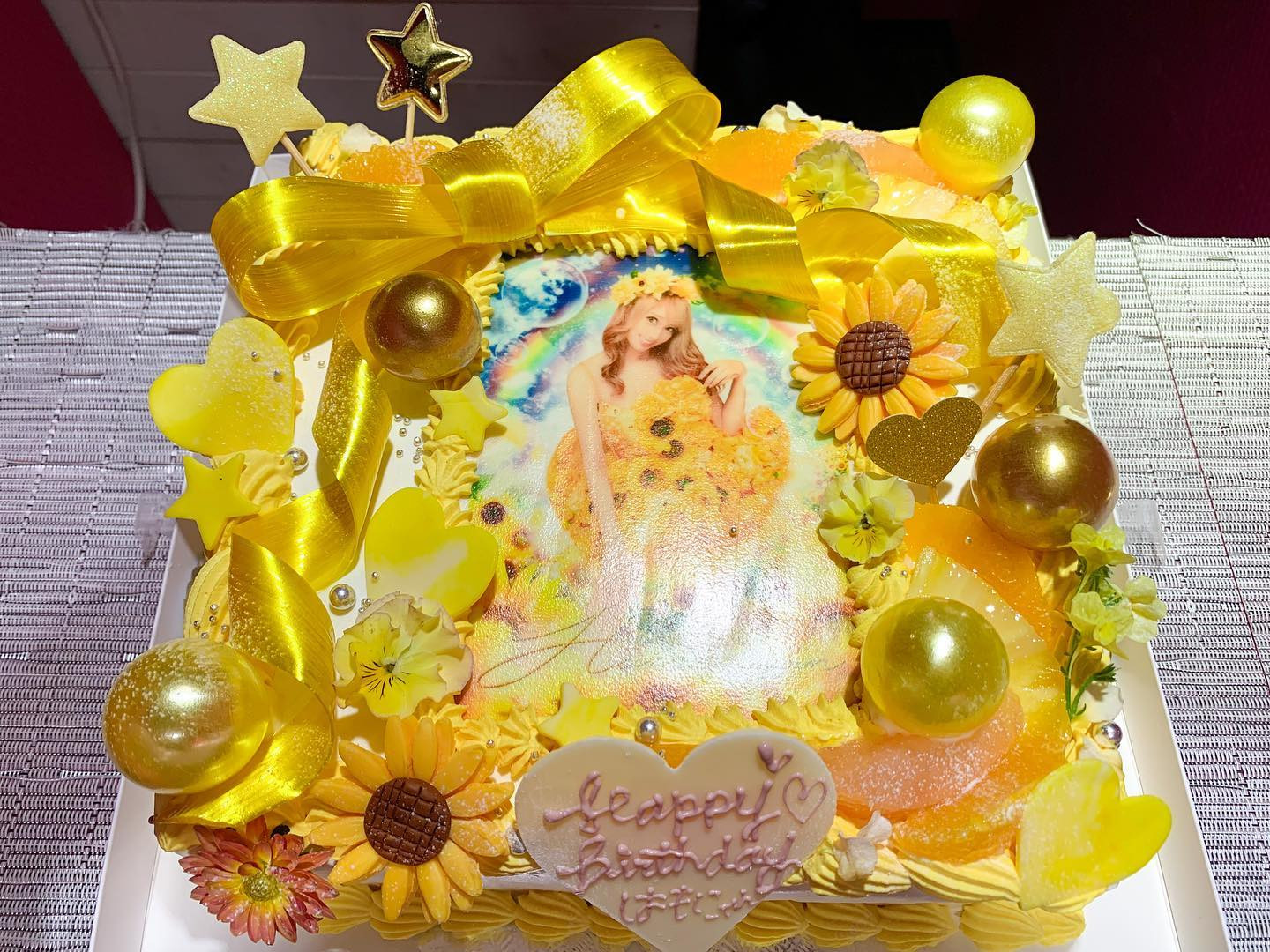 ひまわりBirthdayケーキ🌻💛
ドレスに合わせて黄色ひまわり💛
プレゼントで頂きました🥲💕💕
私の今年のBirthday写真で
ほんっとに可愛すぎる～( ；꒳​； )
キラキラ特大リボンも
可愛すぎて😭😭😭🎀✨✨
星もハートも飴細工も
黄色のお花もたっっっくさんで
私が好きなもの詰め合わせ💛
たまらにゃい～！！😭😭🌻
歌舞伎町夜のケーキ屋さん
(@juli_sasa )が作って下さった
もので大好きなケーキ屋さんなので
とっても嬉しい！！🥰幸せ🥰
嬉しすぎるから
リール動画にも残しちゃおっっ🥰
*

