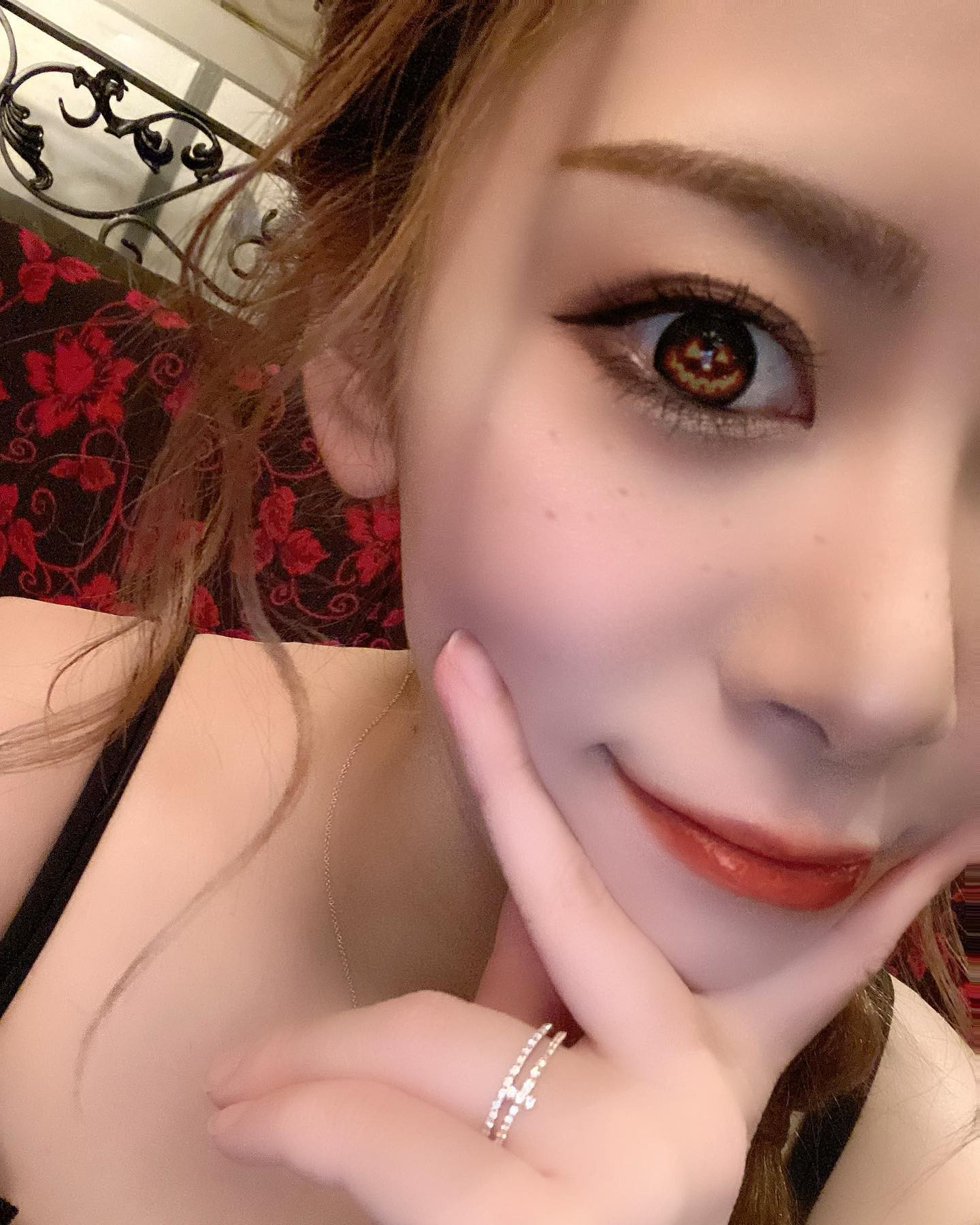 目が🎃❤️😳ソバカスも加工だから普段はこんなに無いよw

出勤しました🫡

昨日はシャンパン2本頂いたけど、1本撮りそびれちゃったぁ🙄

@helena_hibikigroup 

　#クラブヘレナ #ヘレナ #響グループ #水沢愛美 #札幌 #すすきの #北海道 #ニュークラブ #ニュークラ嬢 #すすきのニュークラ #ラウンジ #ラウンジ嬢 #キャバクラ #キャバ嬢 #ホステス #道産子 #美女スタグラム #求人 #自撮り #ヘアアレンジ #キャバキャバ #hokkaido #sapporo #susu