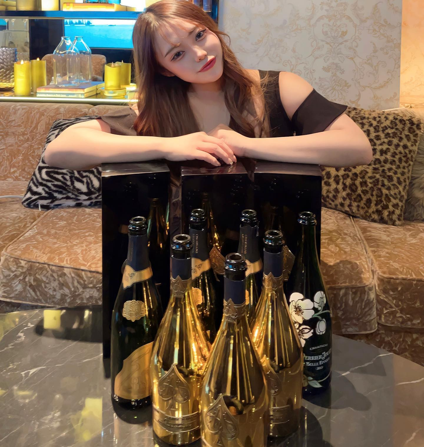 お誕生日当日の一部のシャンパン達🍾❤️

10月後半にはハロウィンもあるし
まだまだ後祝い待ってます🙇‍♂️🙇‍♂️🙇‍♂️

.
.
.

#誕生日 #バースデー #ハロウィン 
#新宿 #歌舞伎町 #キャバ嬢 #キャバクラ #宣材写真 #撮影 #キャバドレス #リュアーグ #指名 #名古屋 #北新地 #すすきの #instagood #lfl #followforfollowback #いいね返し #きゃばきゃば #ドレス #水商売 #自撮り女子 #selfie #フォロー返します #アルコールフェス