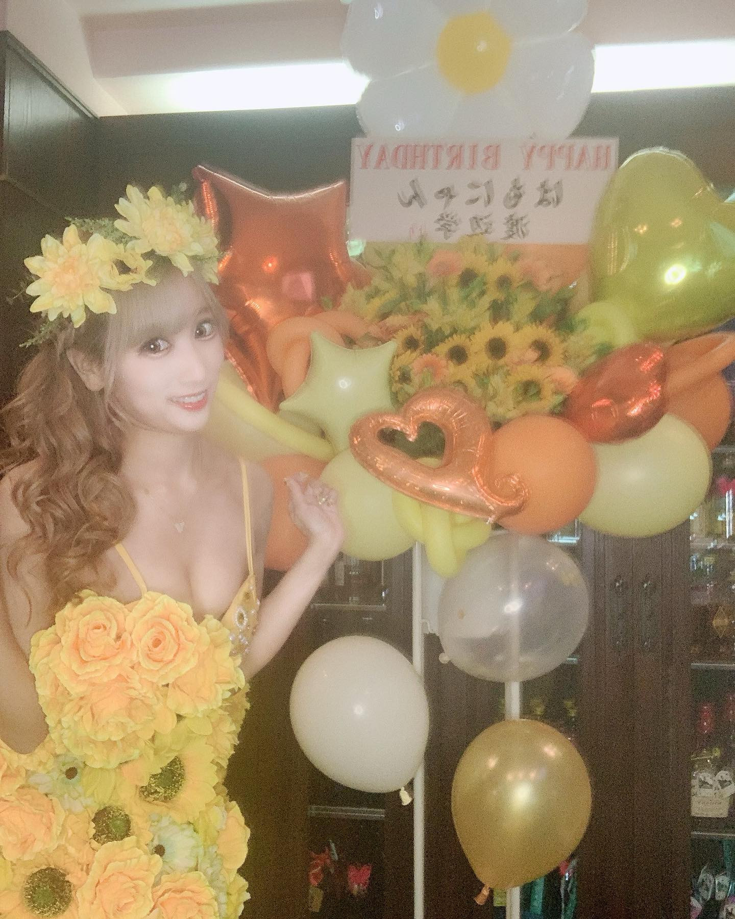 サプライズで頂いた😭💖
ドレスの色にあわせた
ひまわり貴重の黄色い可愛い
バースデースタンド🌻💛.*･ﾟ
ひのまるさんから💛
バースデーイベントやるって
決まった瞬間から
「ドレスの色教えてほしい」って
言われて、黄色ってだけ伝えてたら
すぐにオーダーしてくれてたみたいで
もう(；；)(；；)(；；)💛💛💛
*
今年はキャバクラのイベントではなく
初めてのコンカフェ生誕祭だし
メインに1基だけ置くことにしました🥰
*
バースデーってとっても緊張するけど
大好きな方から頂いたお花がすぐ側に
あるととっても心