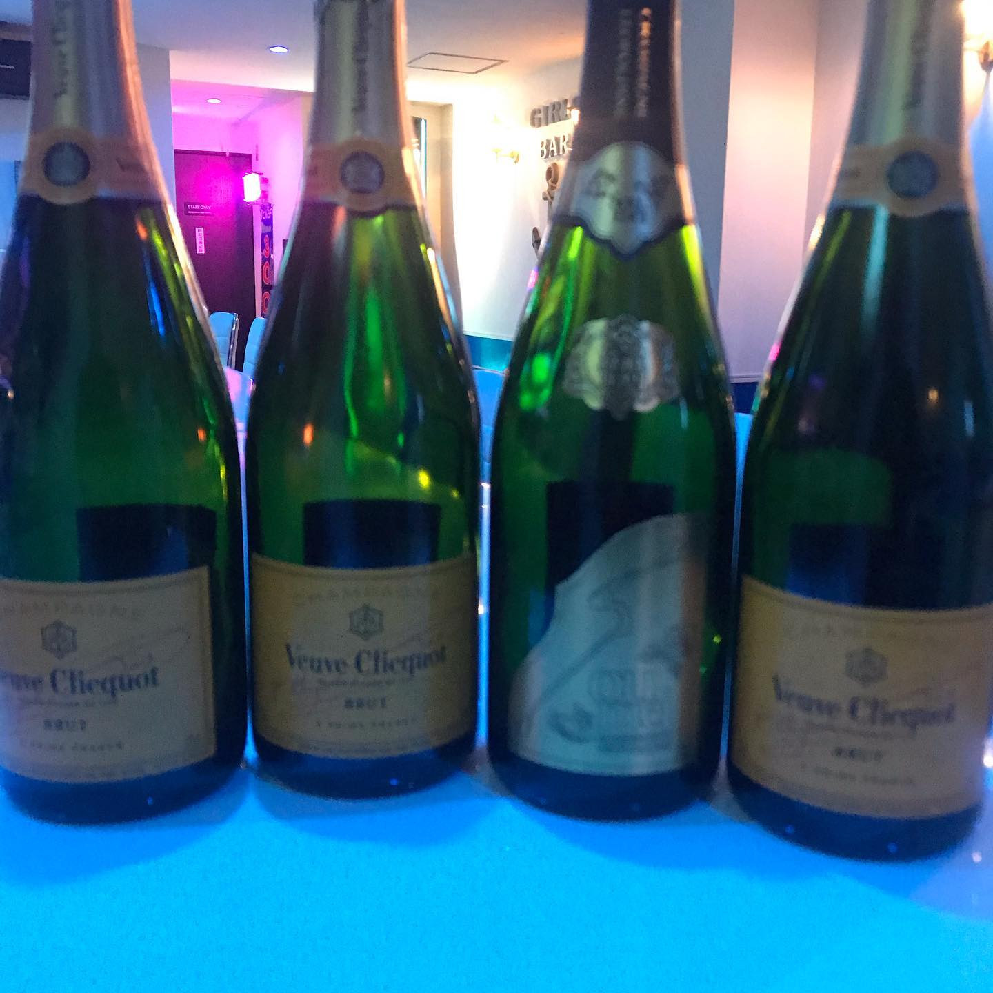 blueオープンしてます🤗世の中自粛の中ですけども blueは朝まで営業してます😀 #ダイビング#ダイバー女子#歌舞伎町#ガールズバー#最高#海が好きな人と繋がりたい#お酒#シャンパン#ヴーヴ・クリコ#アルマンド#女の子募集中#金曜日#ソウメイ#