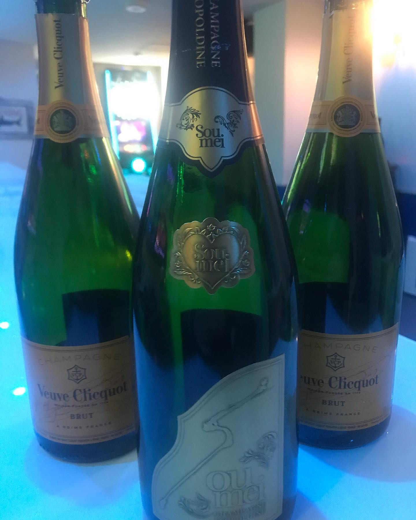 本日も20時から blueオープンしてます🤗昨日も沢山のご来店ありがとうございました😊朝まで営業してますのでご来店お待ちしてます

#ダイビング#ダイバー女子#歌舞伎町#ガールズバー#最高#海が好きな人と繋がりたい#お酒#シャンパン#ヴーヴ・クリコ#アルマンド#女の子募集中#火曜日#ソウメイ#