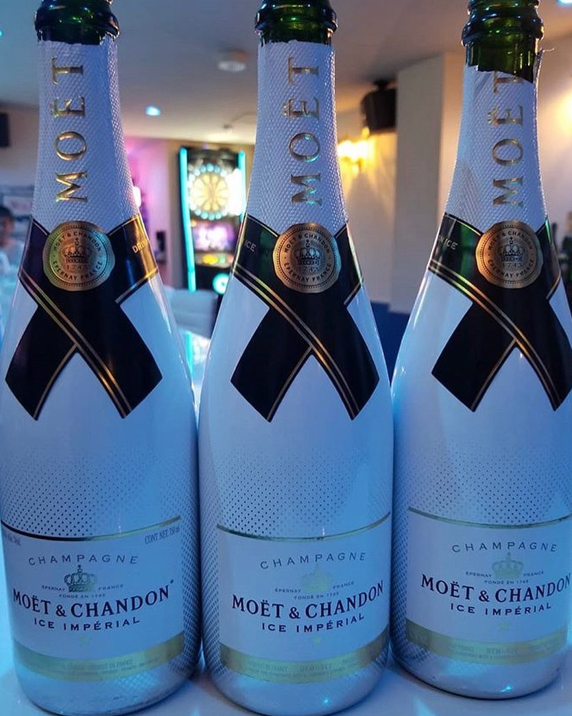 おはようございます🤗 blueオープンしてます👋今日は少し寒いですけど朝まで営業してます😀 #ダイビング#ダイバー女子#歌舞伎町#ガールズバー#最高#海が好きな人と繋がりたい#お酒#シャンパン#ヴーヴ・クリコ#アルマンド#女の子募集中#月曜日#ソウメイ#