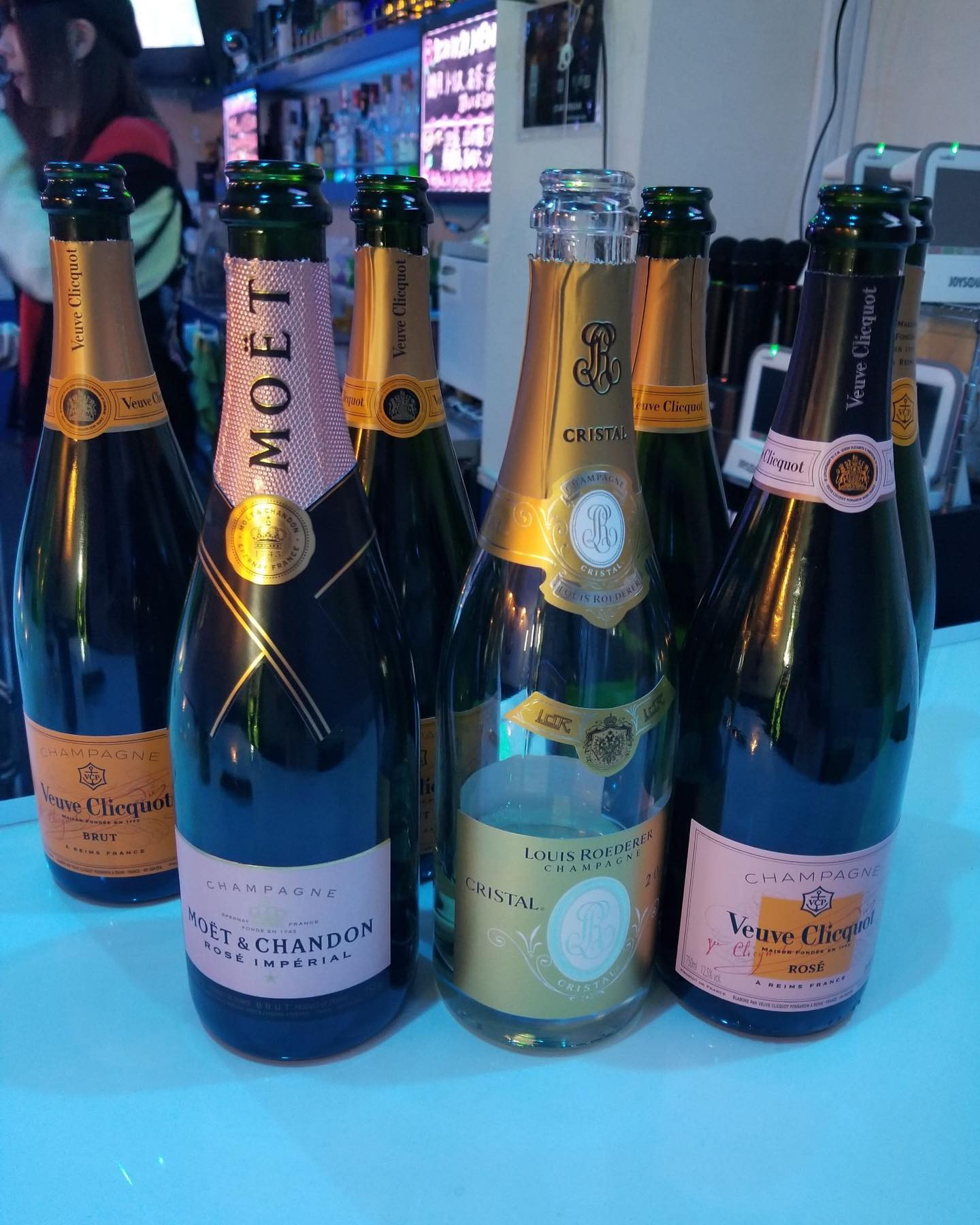 blueオープンしています　🤗　昨日も沢山のシャンパン🍾ありがとうございましたm(_ _)m 今日も朝まで営業しておりますのでお待ちしてます😀 #ダイビング#ダイバー女子#歌舞伎町#ガールズバー#最高#海が好きな人と繋がりたい#お酒#シャンパン#ヴーヴ・クリコ#アルマンド#女の子募集中#土曜日#ソウメイ#クリスタル