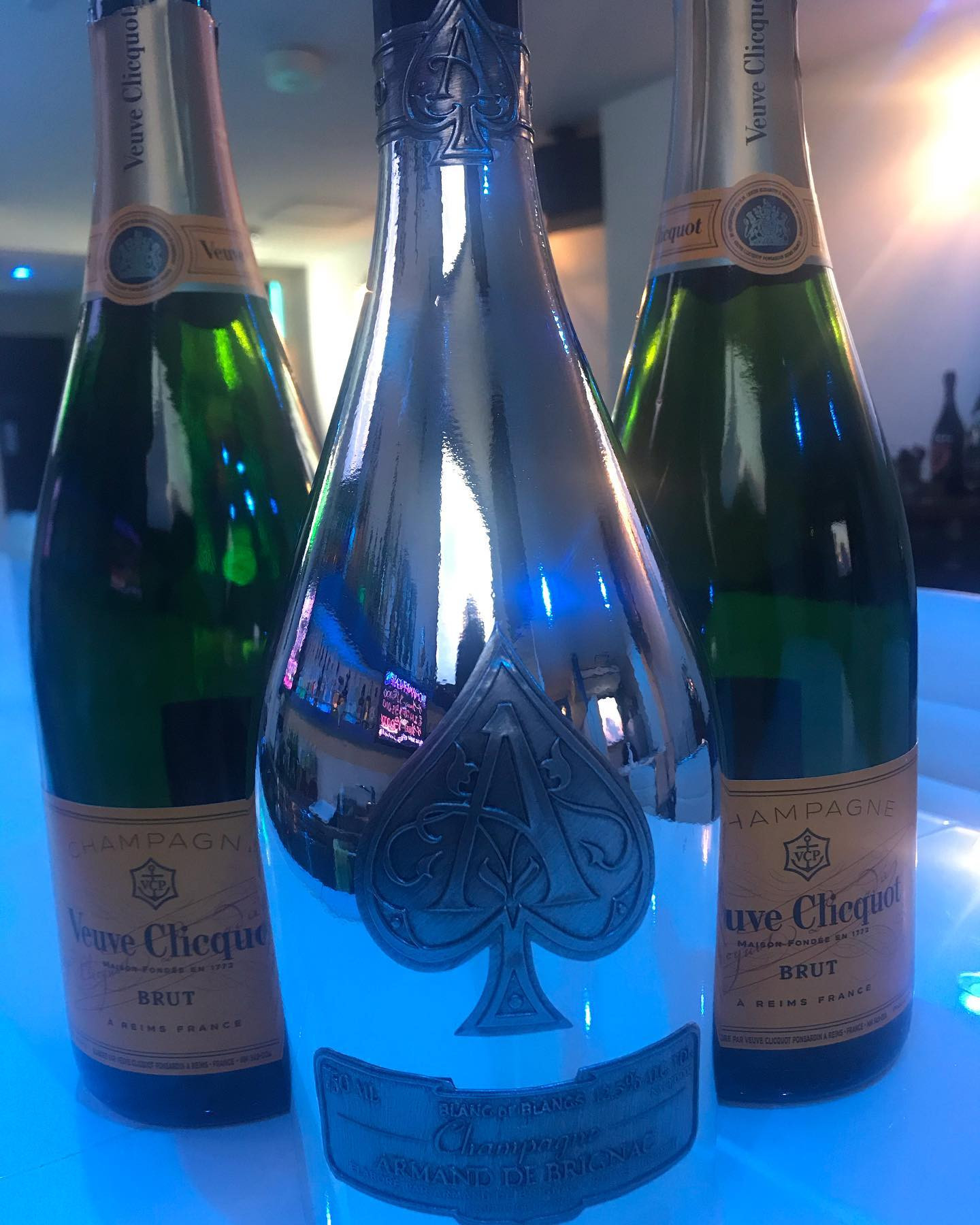 blueオープンしてます🤗アルマンドシルバーありがとうございましたo(^▽^)o本日も朝まで営業してます😀 #ダイビング#ダイバー女子#歌舞伎町#ガールズバー#最高#海が好きな人と繋がりたい#お酒#シャンパン#ヴーヴ・クリコ#アルマンド#女の子募集中#火曜日#ソウメイ#