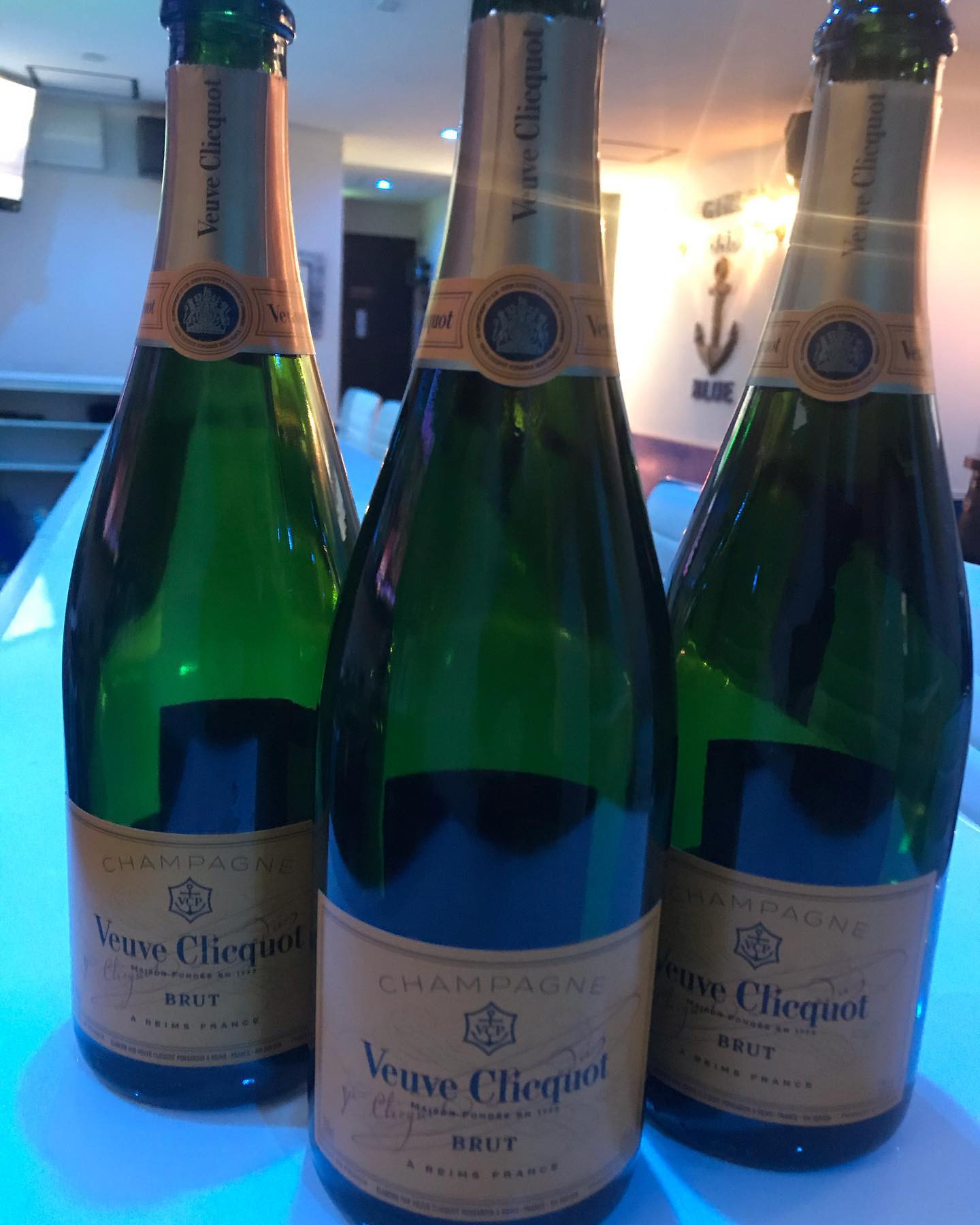 オープンでーす blue❣️昨日も多くのご来店ありがとうございます😊本日も朝まで営業しています🤗ご来店お待ちしております#ダイビング#ダイバー女子#歌舞伎町#ガールズバー#最高#海が好きな人と繋がりたい#お酒#シャンパン#ヴーヴ・クリコ#アルマンド#女の子募集中#日曜日#ソウメイ#