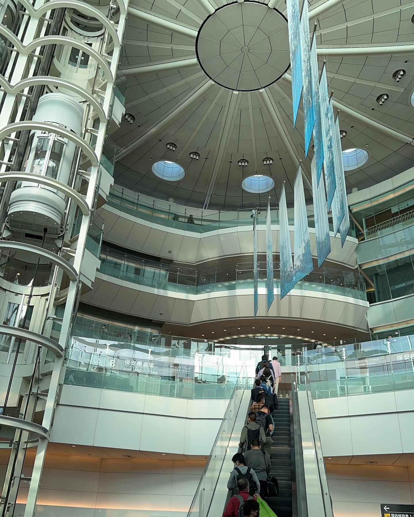 最近空港ばっかり行ってるけど、送迎だけでどこにも行ってない（笑）

今日も朝まで頑張ります！

#Blue
#Bar
#kabukicho
#歌舞伎町
#shinjuku
#新宿
#旅行
#海
#ダイビング
#ライセンス取得
#夏
#ハッピー
#ファインダー越しの世界
#divermag
#underwater
#iPhone
#GOPRO
#Canon
#Ricoh
#THETA
#OLYMPUS
#tough
#TG-6