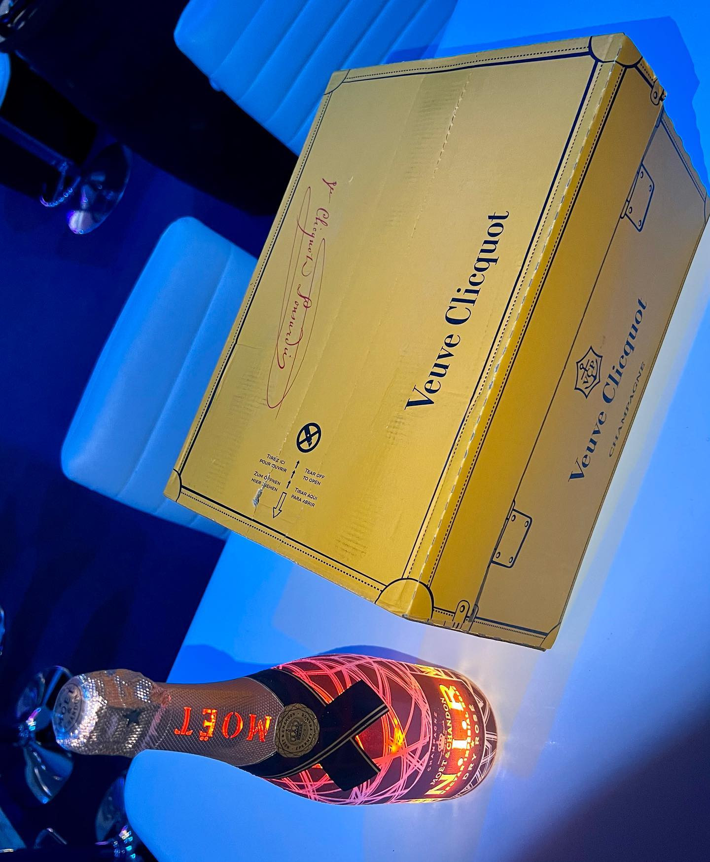  Instagramで記事を開く小野さん...