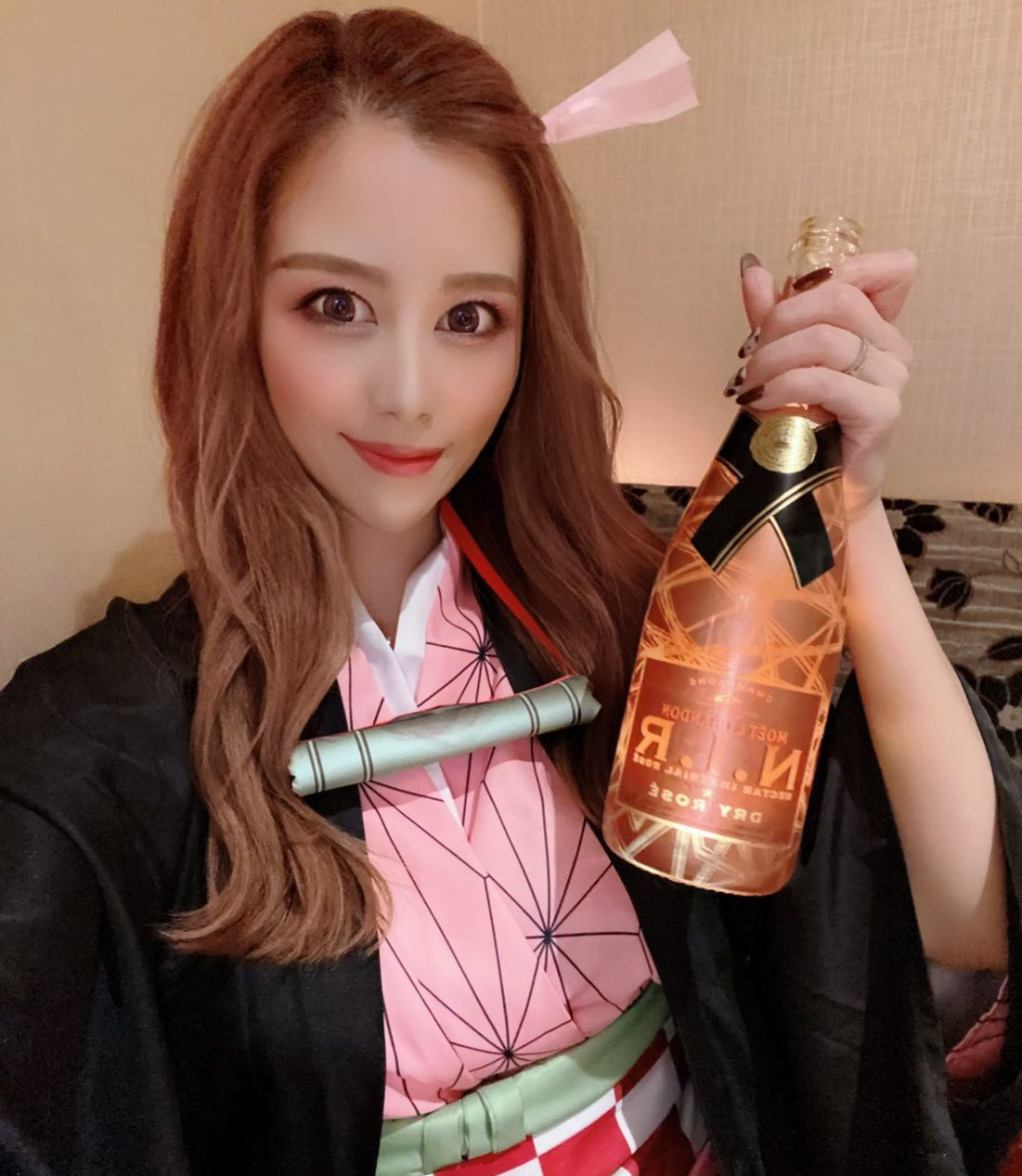 🎃❤️👻
最後にしたコスプレは禰󠄀豆子(2020年)

もっと本格的にメイクしたりしたかったんだけど🤣
この日友達の結婚式帰りにヘアメイクし直して、同伴だったからしぬほどハードだったんだよなぁ🙄

@helena_hibikigroup 

#クラブヘレナ #ヘレナ #響グループ #水沢愛美 #札幌 #すすきの #北海道 #ニュークラブ #ニュークラ嬢 #すすきのニュークラ #ラウンジ #ラウンジ嬢 #キャバクラ #キャバ嬢 #ホステス #道産子 #美女スタグラム #求人 #自撮り #ヘアアレンジ #キャ