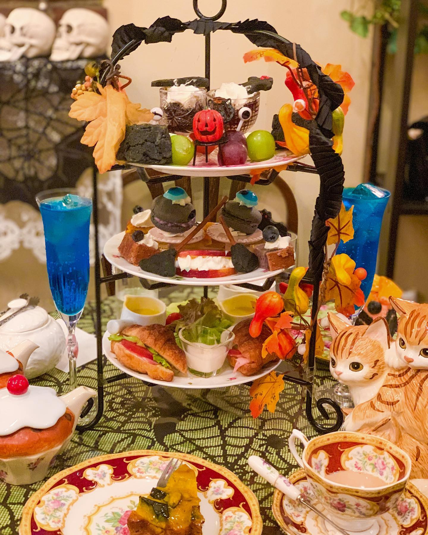 Acorite Halloween  afternoon tea🎃
凝ってて素敵すぎた👻🕷
目白にあるカフェ アコリット(@cafe_acorite )✨
選べるケーキはかぼちゃのケーキ🎃🧡
アフタヌーンティーにつけられる
ケーキはお皿も選ばせてもらえて
ドリンクのポットも選べて
自分好みのテーブルを作らせて
もらえるのが素敵💓💓
*
きなみみ🐱みたいなポット選んだら
まきちゃんも「きなみみだ😻」って
言ってくれて🥰
よく見たら3匹いた😽笑
*
一年中可愛すぎるカフェなので
おすすめですっ🥰
*

#ハロ