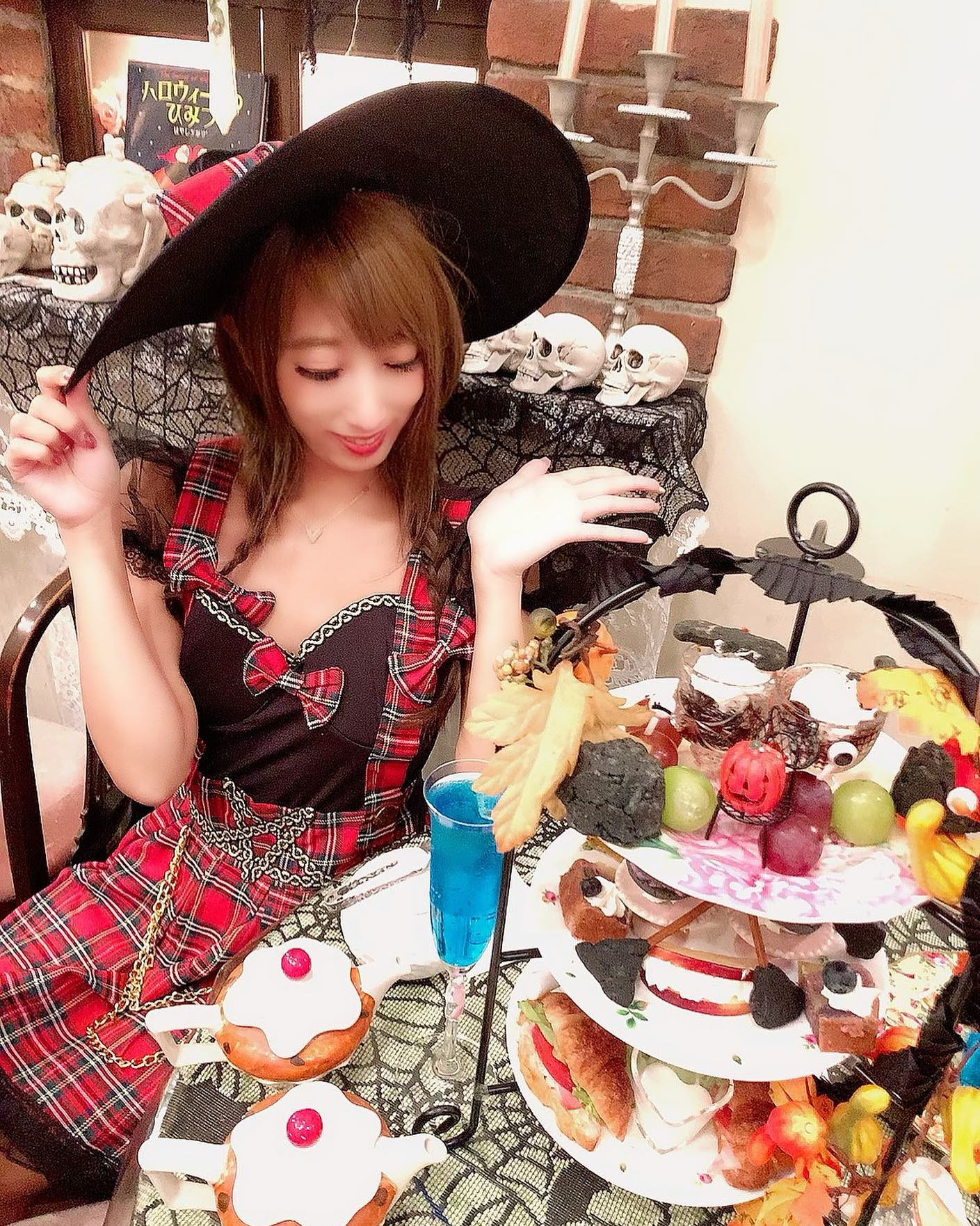 👻Halloween afternoontea🎃🧡
🎃アコリットさん🍬.*･ﾟ
(@cafe_acorite )
店内の装飾からお食事まで
何から何まで凝りすぎてて
可愛かったよん😭😭🧡🧡
2ヶ月ぶりでした🎀
今年もXmasもいきたい🎄✨️
*
魔女の仮装したよ🧙‍♀️
tikaさん(@dress_tika )の
コスプレです💓
ハロウィン定番？だけど
初めてやりました❤️
お帽子にめちゃくちゃ大きい
ギンガムチェックリボンついてて
とてつもなく可愛いんだけど
見えてなくて🥹笑
*
アイドル魔女です🎀❤️