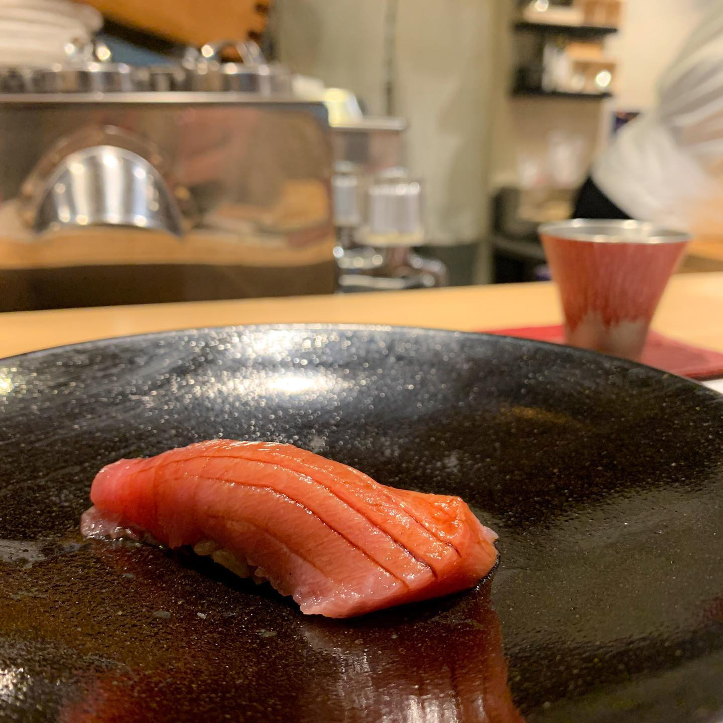 .
鮨しん阿佐ヶ谷にて誕生日のお祝いをしていただいた🍣
.
カウンター6席のみの小さなお店で、板前さんが1品ずつ丁寧に説明してくれてとても雰囲気の良いお店だった✨
.
お鮨の味も信じられないくらい美味しくて、今まで青魚が苦手だったんだけど、初めて何の臭みも感じずに美味しく食べられた！！特にさんま！！🐟💯
.
牡蠣が半分にカットされてたりして細かいところまで配慮されてて凄く良かったなぁ…とても上品だった😌
.
一緒に飲んだ日本酒もとても美味しくて、最高な夜でした！
また機会があればぜひ行きたい💯
ご馳走様で