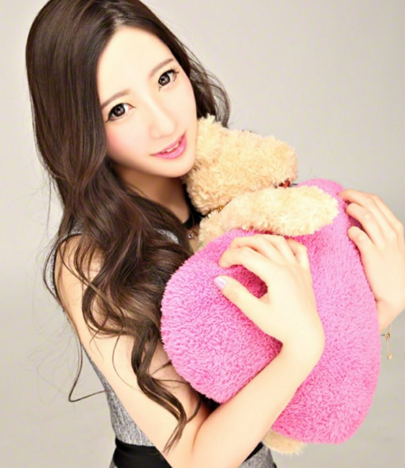 、
くまシリーズラスト😂
🧸そっぽむかれてるけどw
4年？５年前くらい
髪長すぎだし若い🫢

#ヘレナ#響グループ#百瀬るあ
#札幌#すすきの#北海道#ニュークラブ#ニュークラ嬢
#すすきのニュークラ#ラウンジ#ラウンジ嬢#キャバクラ#キャバ嬢#ホステス#道産子#美女スタグラム#求人#自撮り#ヘアアレンジ#キャバキャバ
#ゴルフ#ゴルフ女子#旅行#JGC#JAL#カメラ