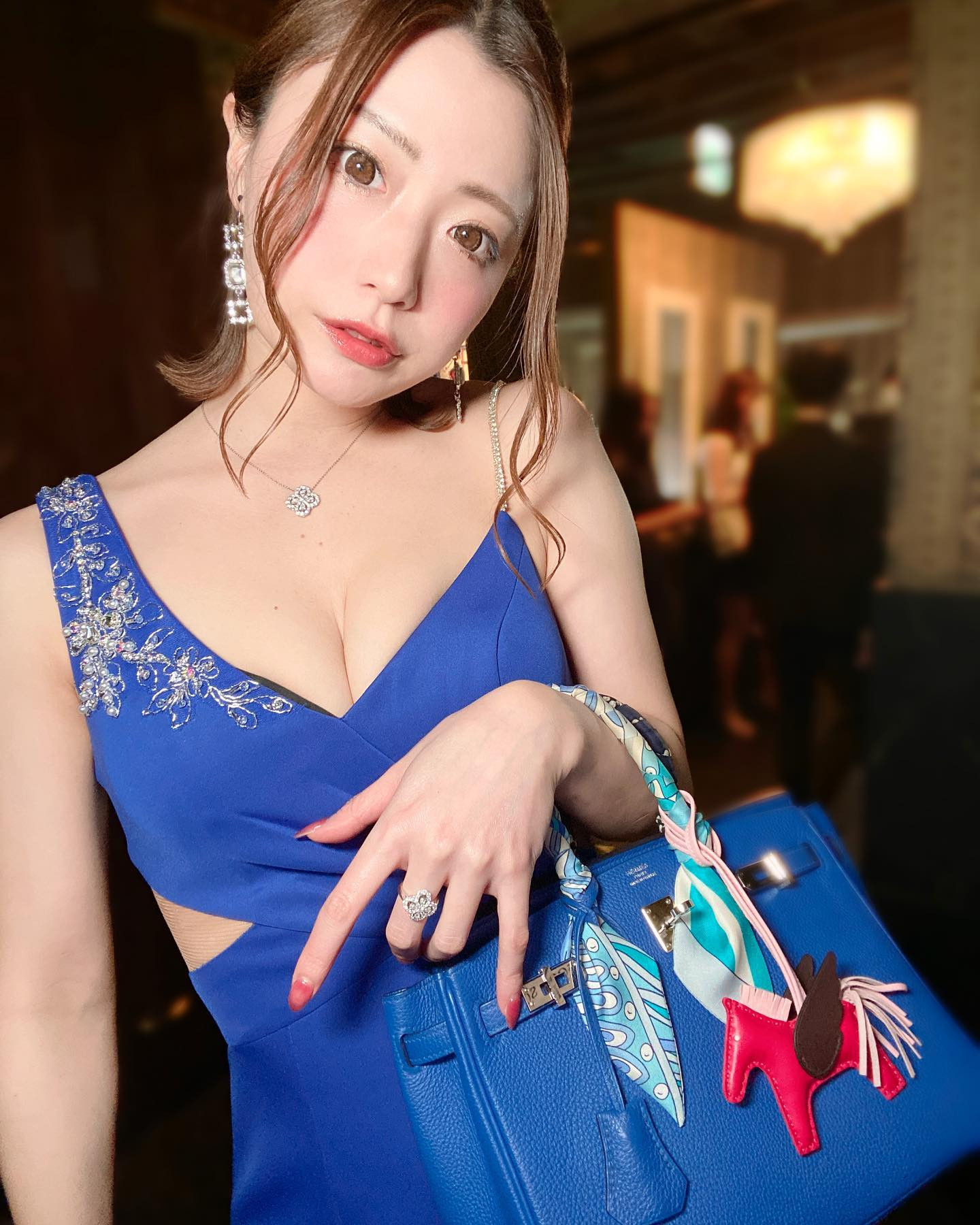 NEWドレス👗💙✨

ブルーフランスとめちゃ合う😆💙✨
かわいすぎる🥰💙

今年は新しい子会えなそうだけど会えるといいなあ😶👜💓💭

.

.

.

.

.

#歌舞伎町
#キャバ嬢
#clubnow
#エルメス
#バーキン
#欲しいもの